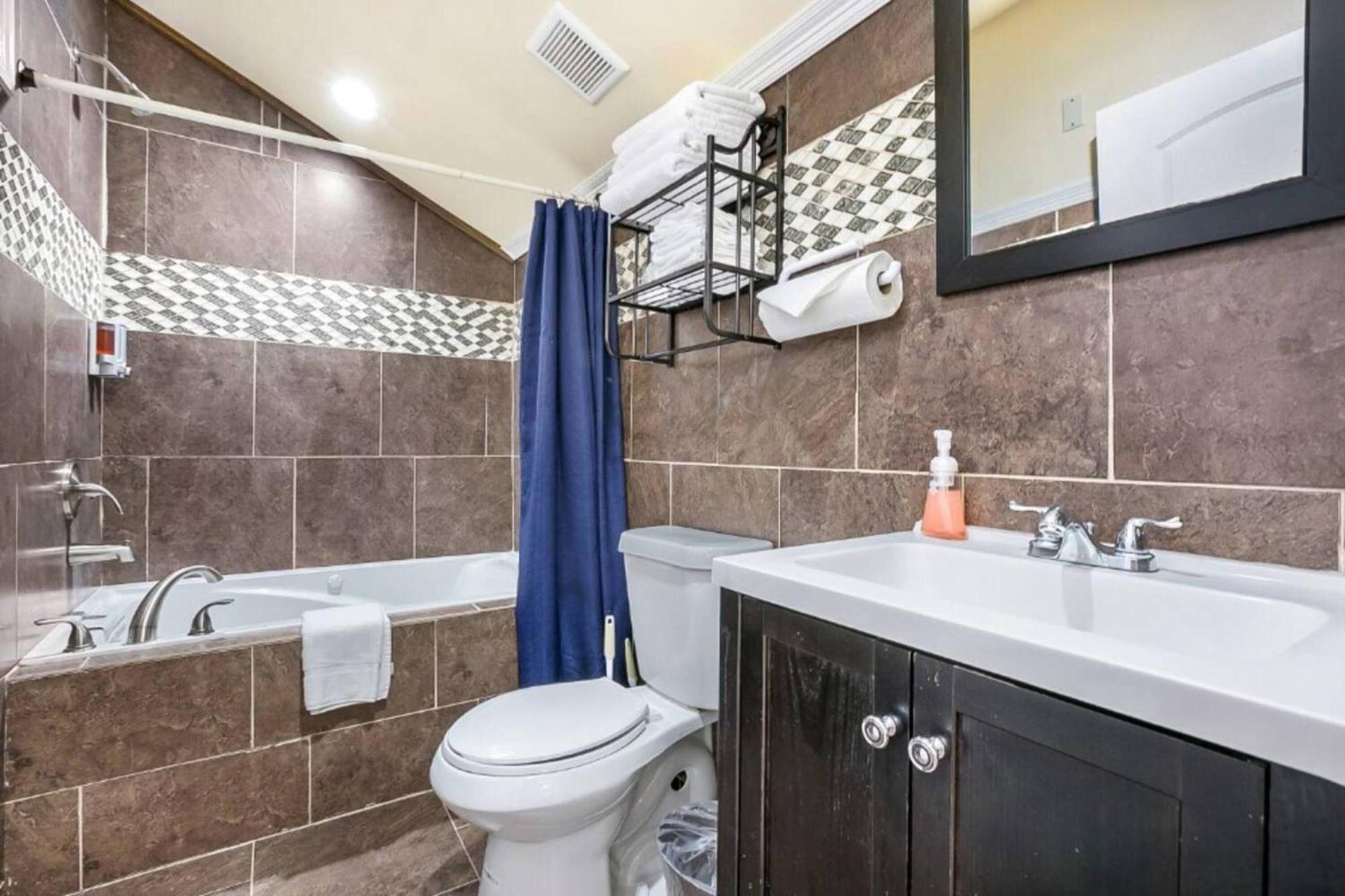 Spacious On Carondelet Street Close To The French Quarter Apartment New Orleans