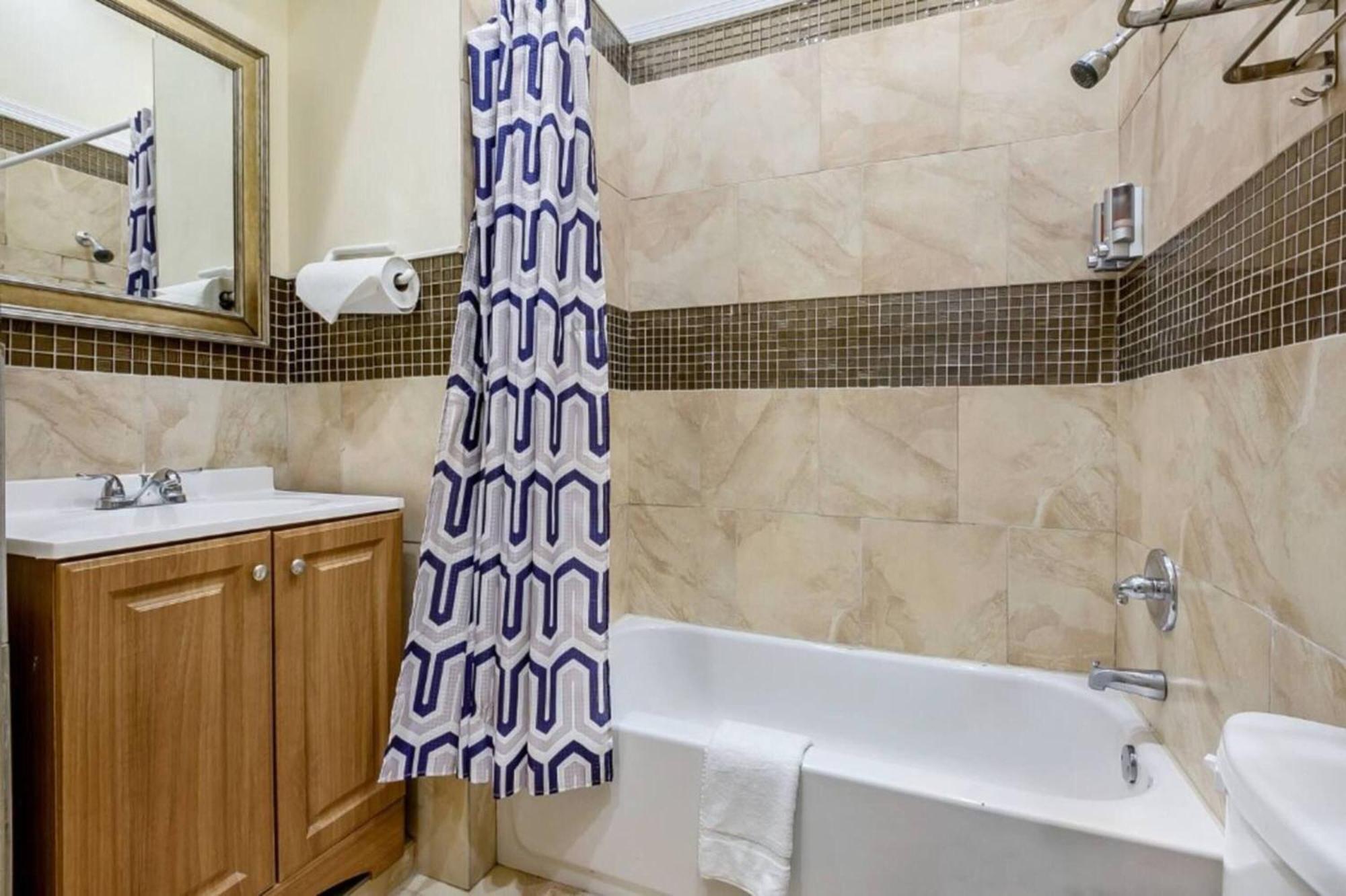 Spacious On Carondelet Street Close To The French Quarter *