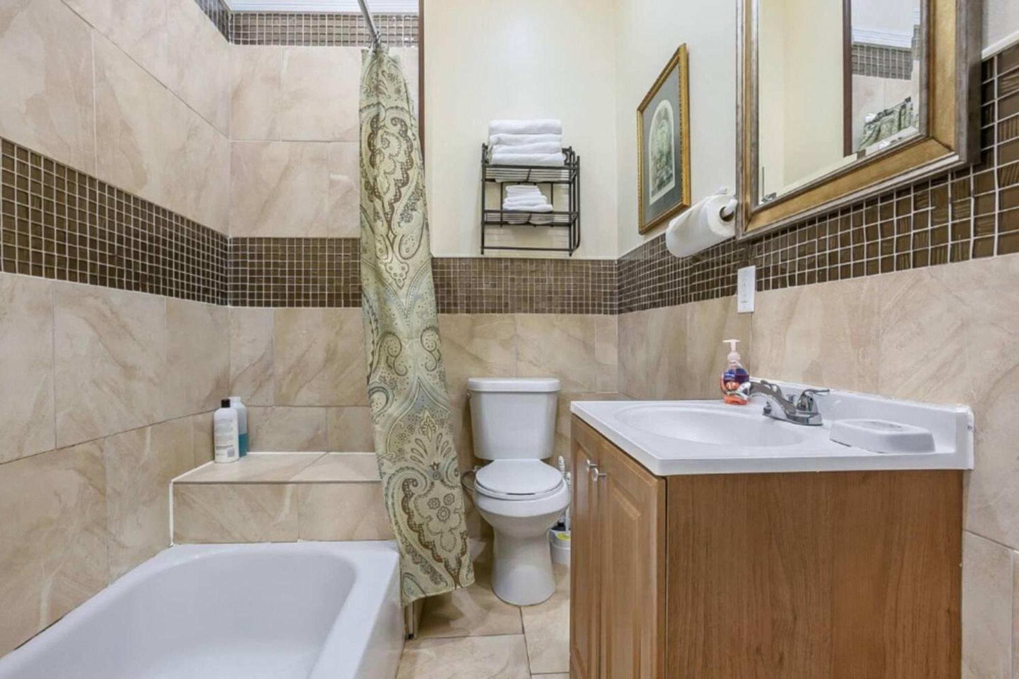 Spacious On Carondelet Street Close To The French Quarter New Orleans