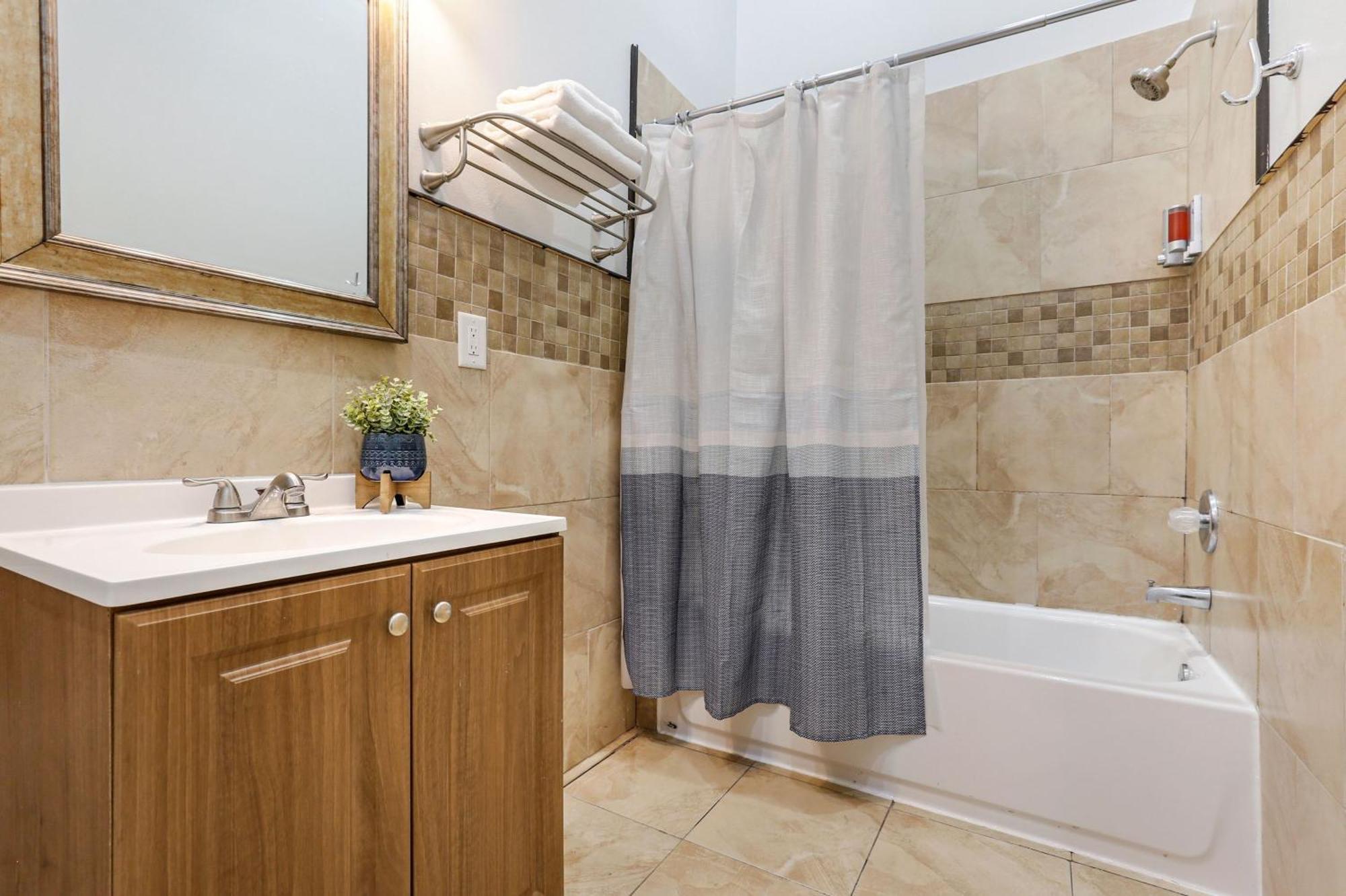 Spacious On Carondelet Street Close To The French Quarter * New Orleans