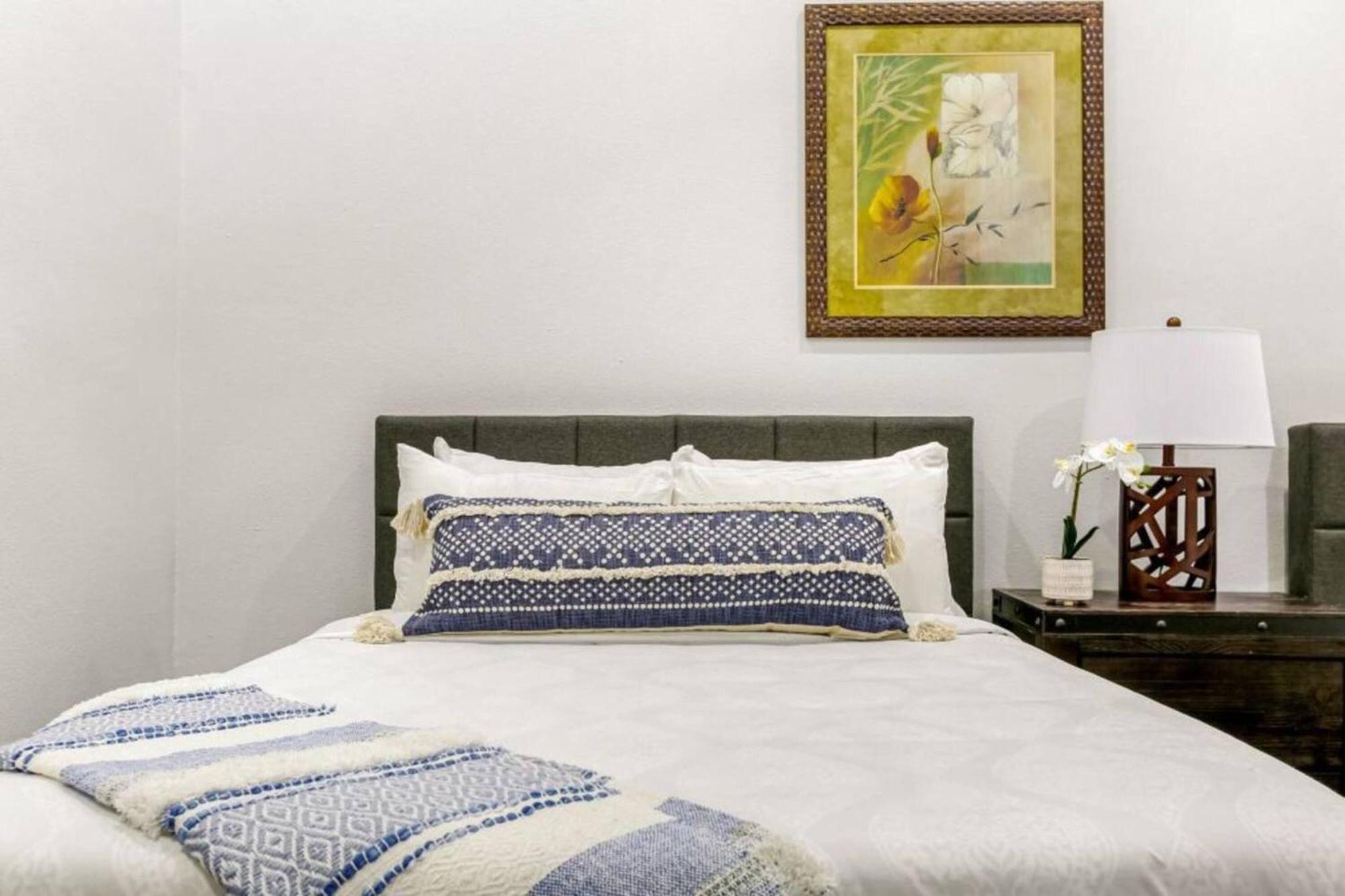 Spacious On Carondelet Street Close To The French Quarter Apartment