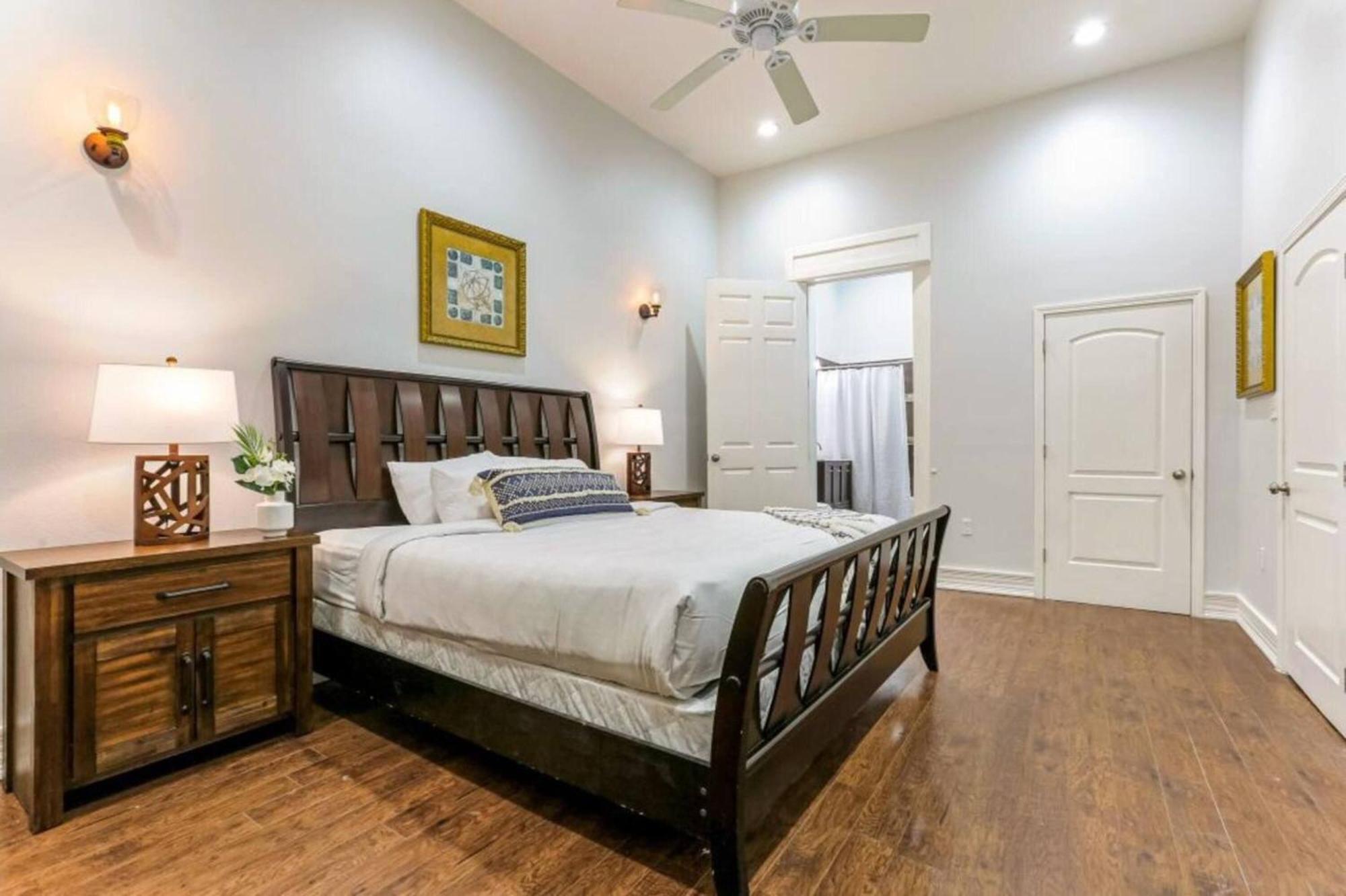 Spacious On Carondelet Street Close To The French Quarter *