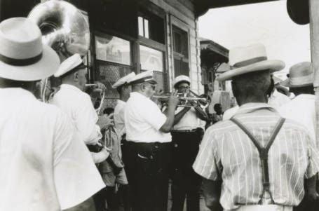 Historic 3 Bedroom 4blocks From Famous St Charles Ave Mardi Gras Parade Route, Steps To Jazz Venues And Restaurants