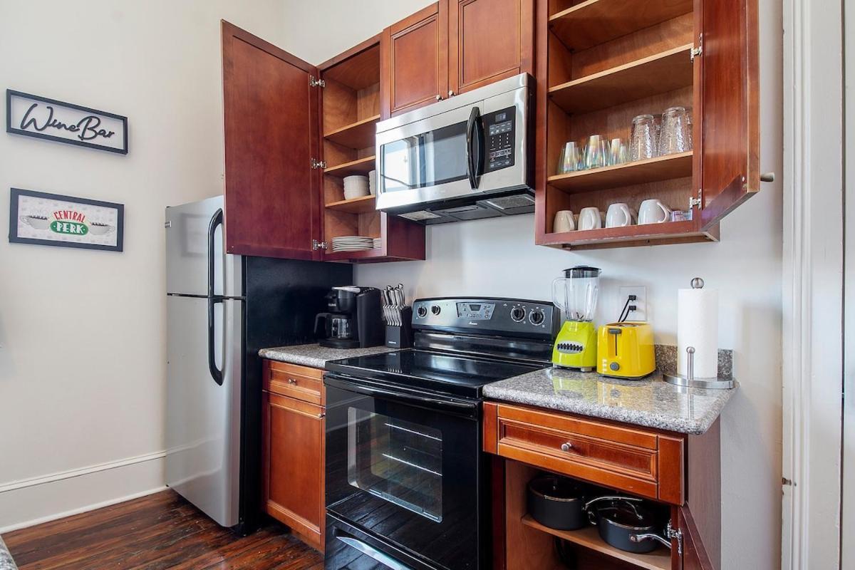 Historic 3 Bedroom 4blocks From Famous St Charles Ave Mardi Gras Parade Route, Steps To Jazz Venues And Restaurants Apartment *