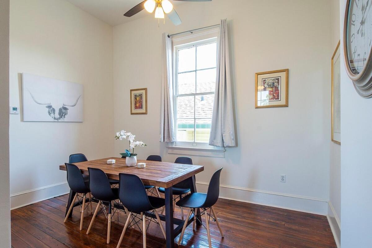 Apartment Historic 3 Bedroom 4blocks From Famous St Charles Ave Mardi Gras Parade Route, Steps To Jazz Venues And Restaurants