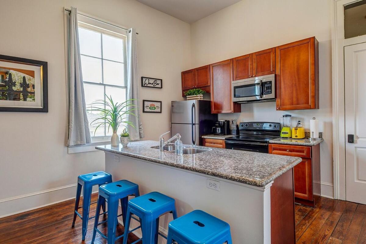 Historic 3 Bedroom 4blocks From Famous St Charles Ave Mardi Gras Parade Route, Steps To Jazz Venues And Restaurants * New Orleans