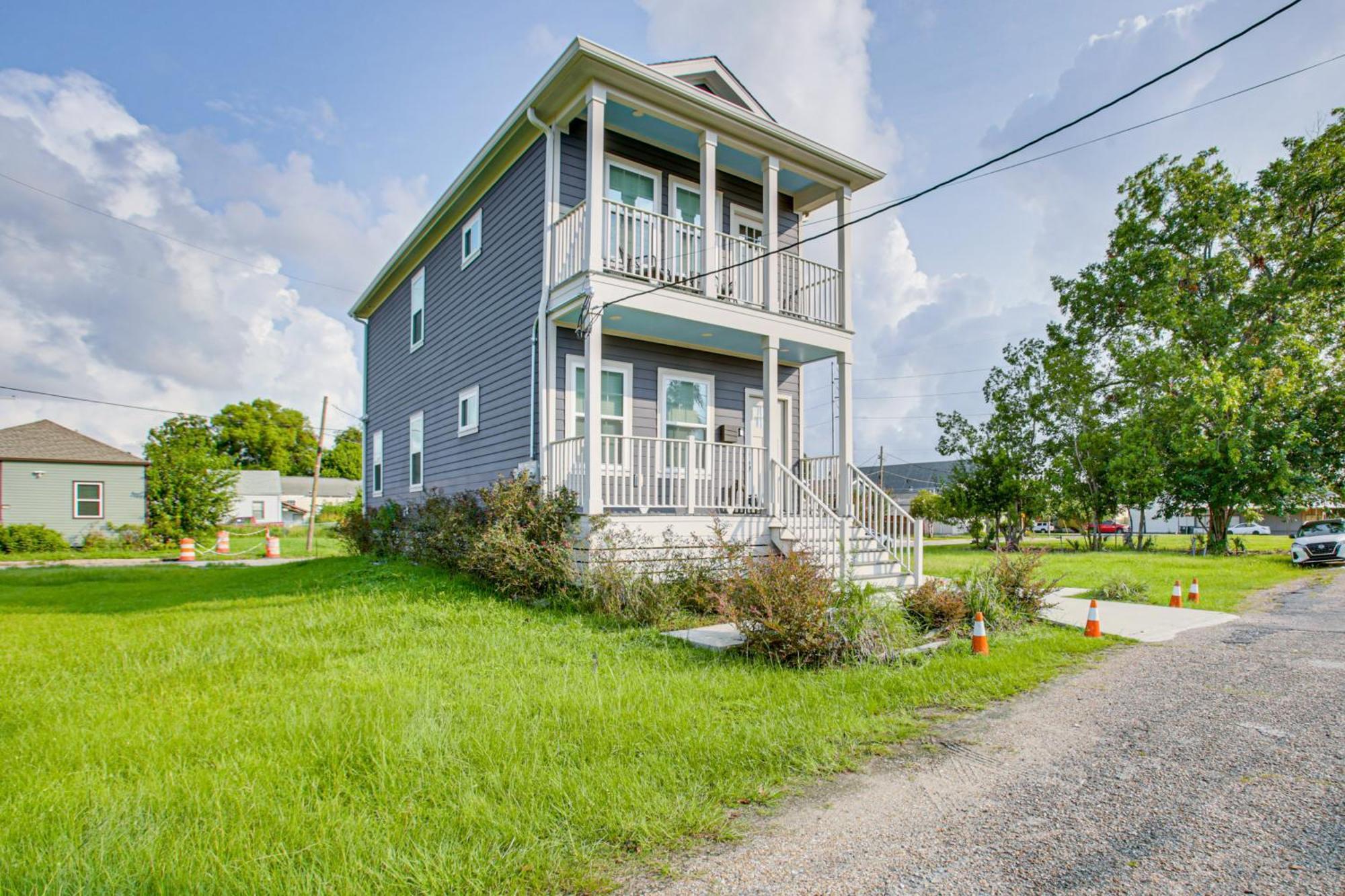 Holiday home Walk To Carrollton Ave Eats Bright Nola Duplex!