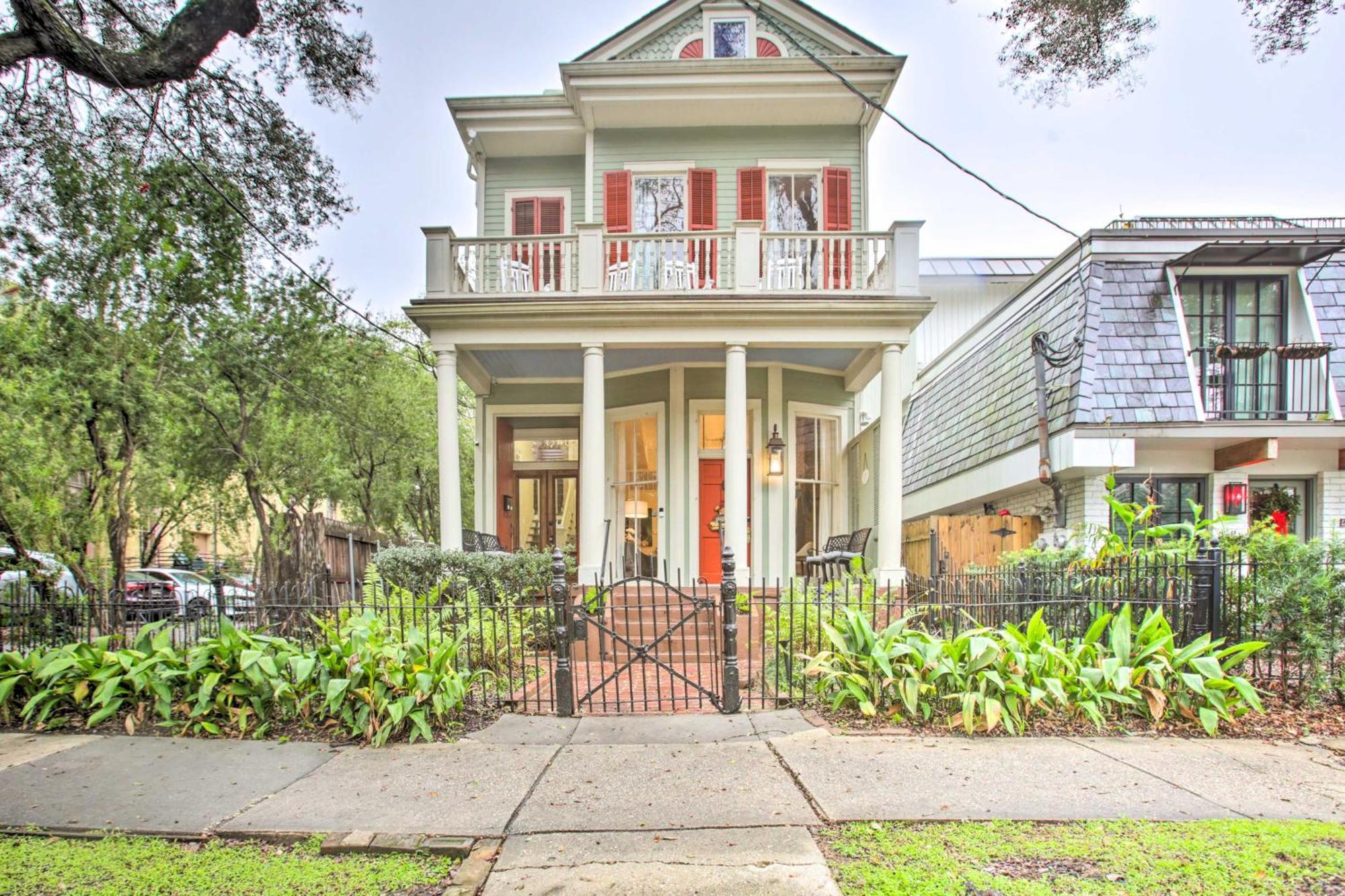 Perfect Location Inviting Uptown Apt! Apartment