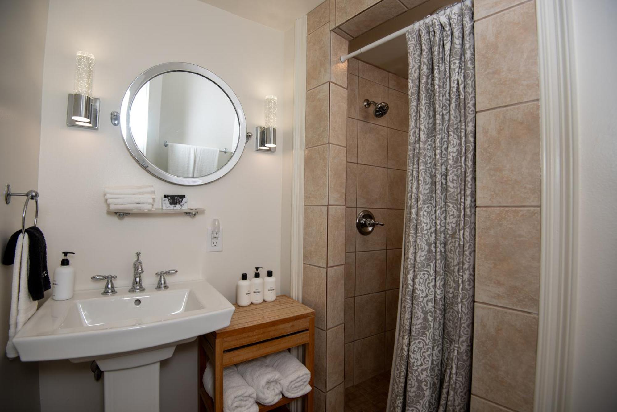 Engine 24 Firehouse Bed & Breakfast 3*