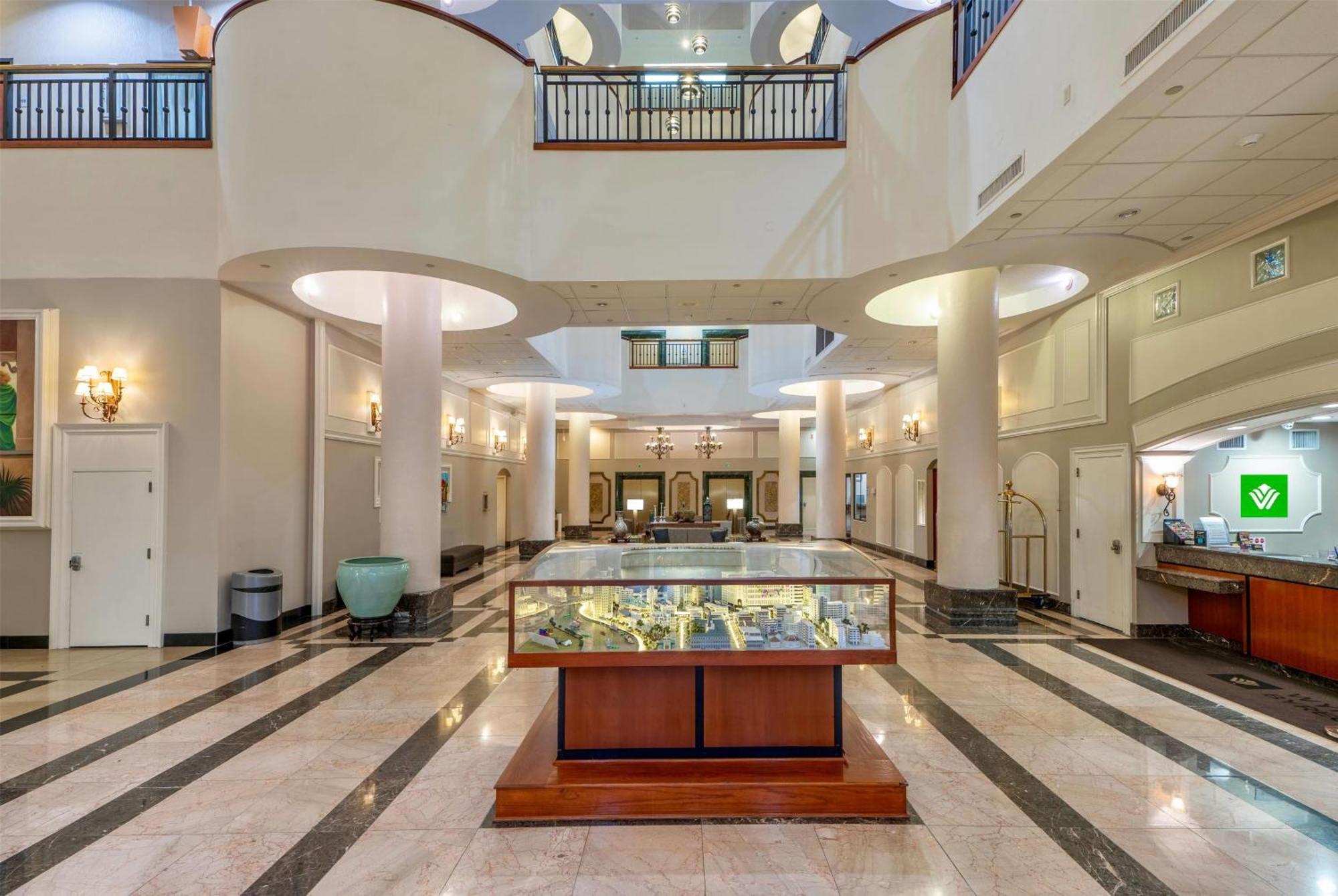 Wyndham Garden Baronne Plaza Hotel New Orleans