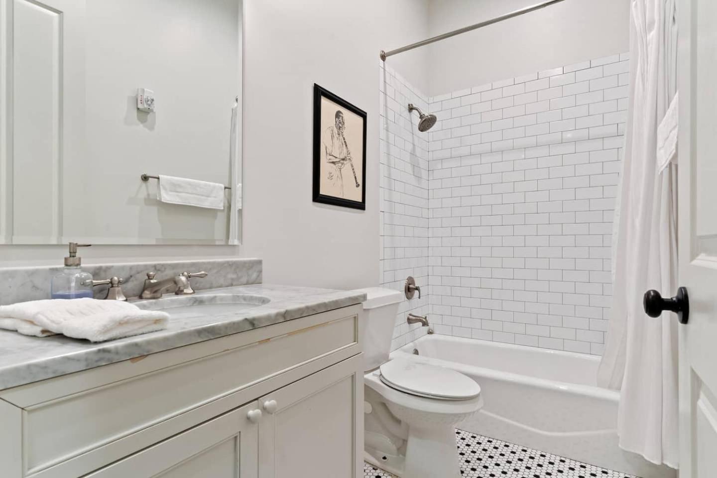 Group-friendly Nola Near Bourbon *