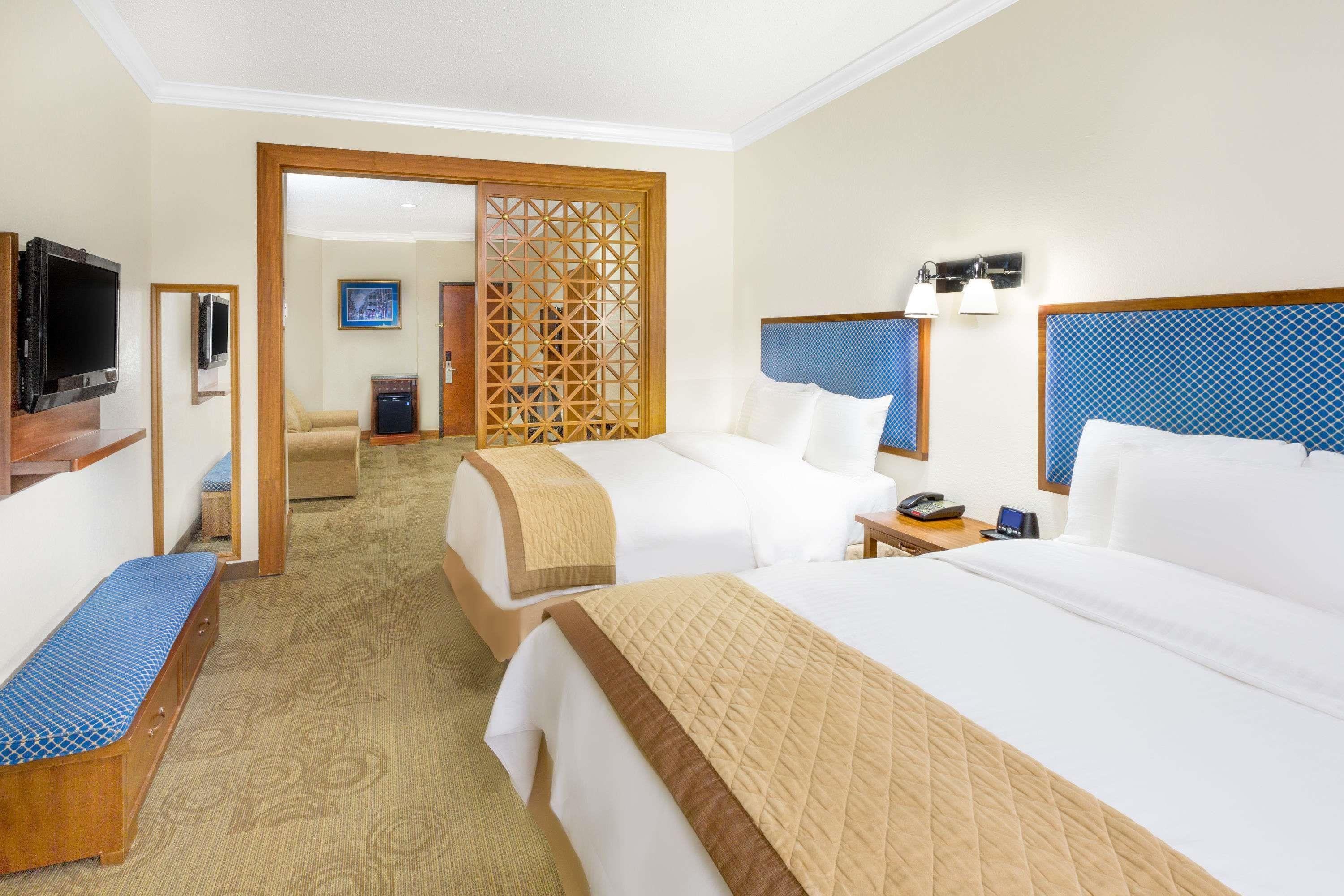 Hotel Wyndham Garden Baronne Plaza