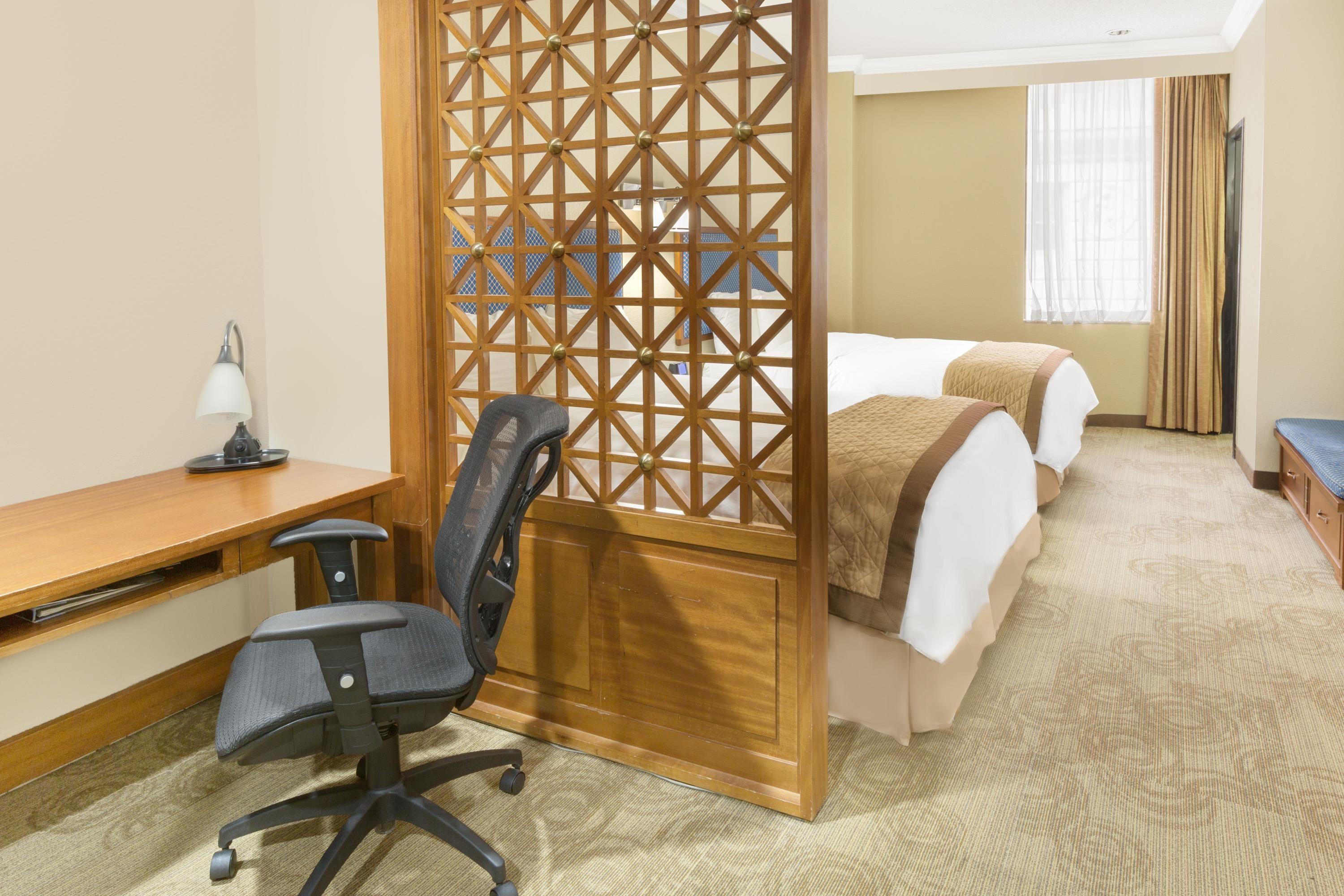 Wyndham Garden Baronne Plaza