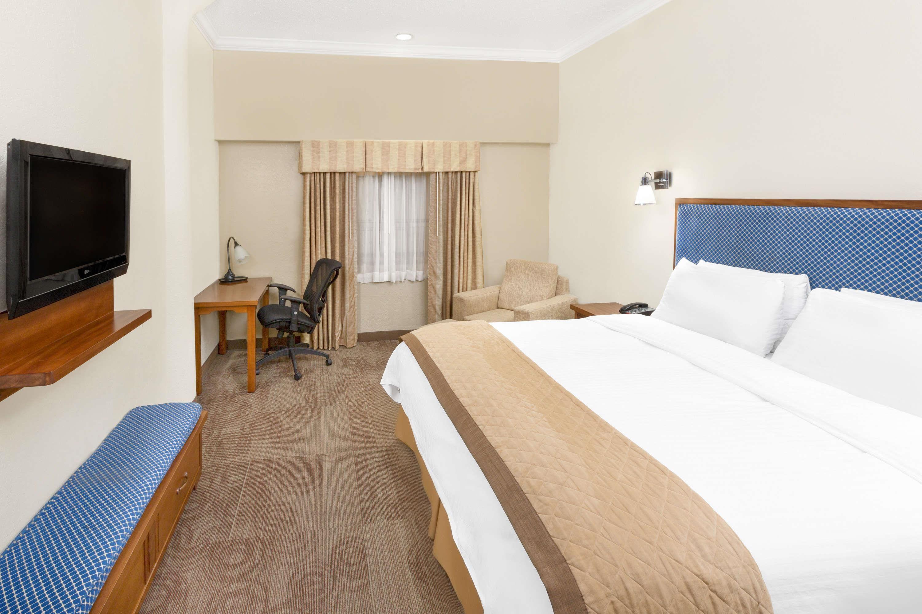 Hotel Wyndham Garden Baronne Plaza