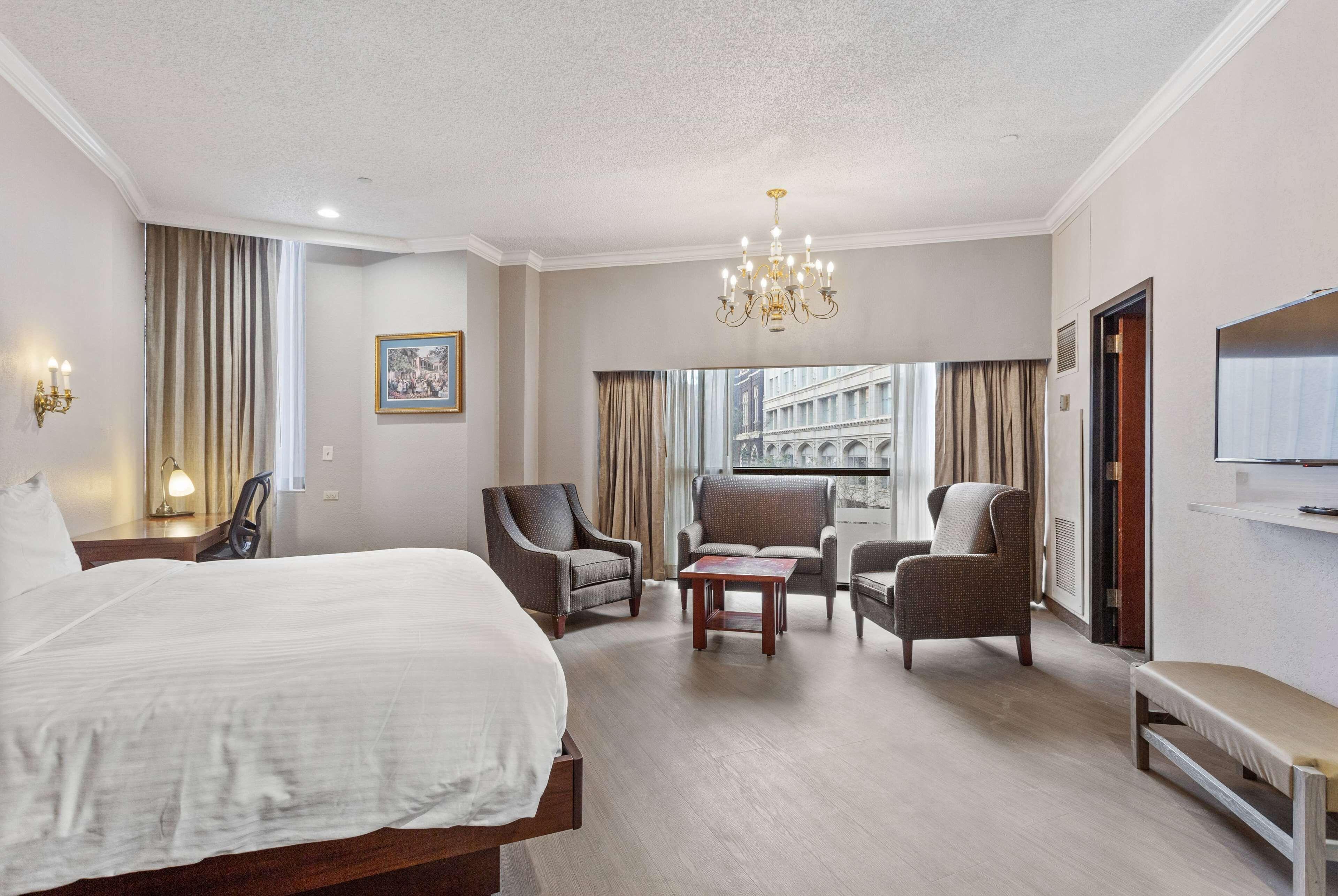 Wyndham Garden Baronne Plaza Hotel 3*