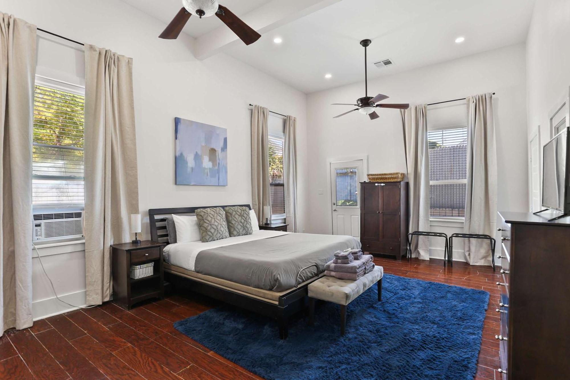 Art Filled Sanctuary In The Heart Of Mid Holiday home New Orleans