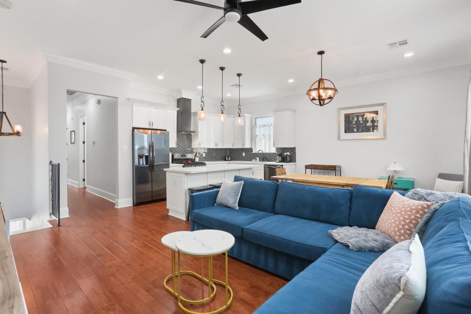 Holiday home Stylish 3br W Parking Balcony Walk Everywhere