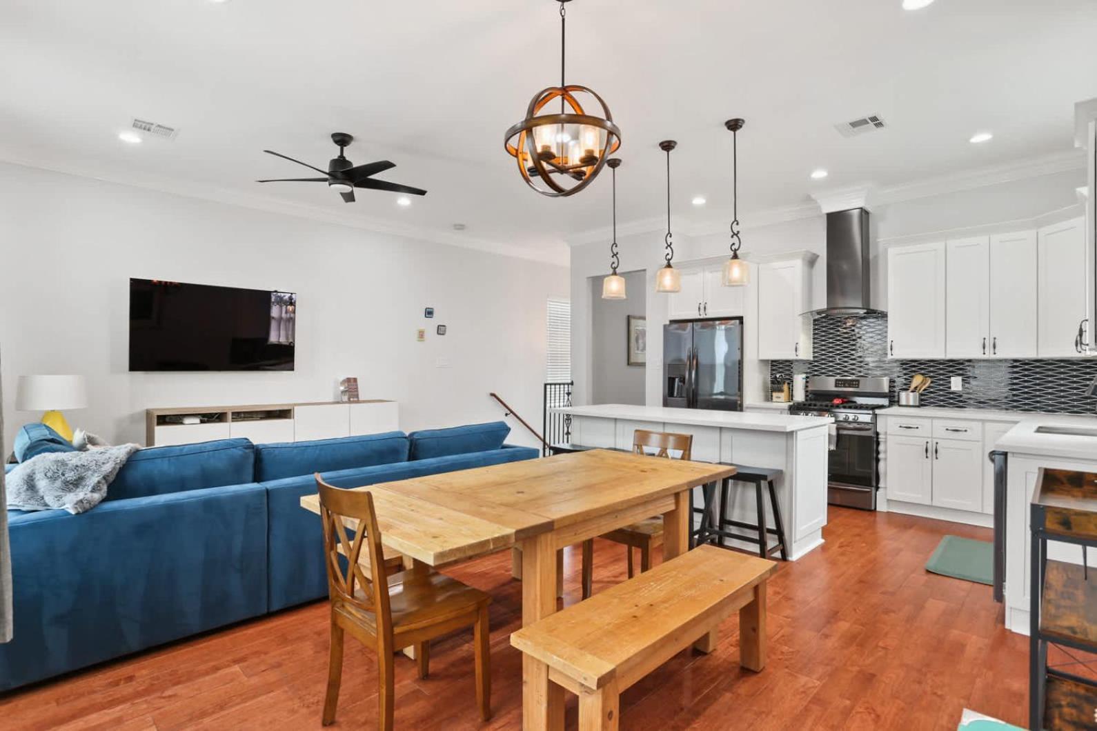 Holiday home Stylish 3br W Parking Balcony Walk Everywhere