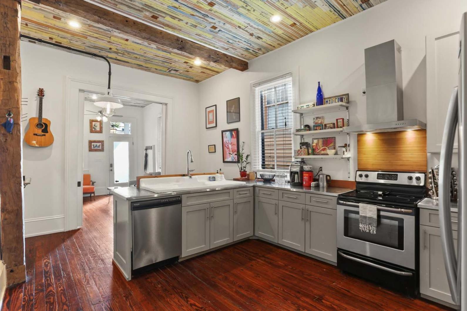 Heart Of Midcity Front Porch 3bd 2 Bath Streetcar Holiday home New Orleans