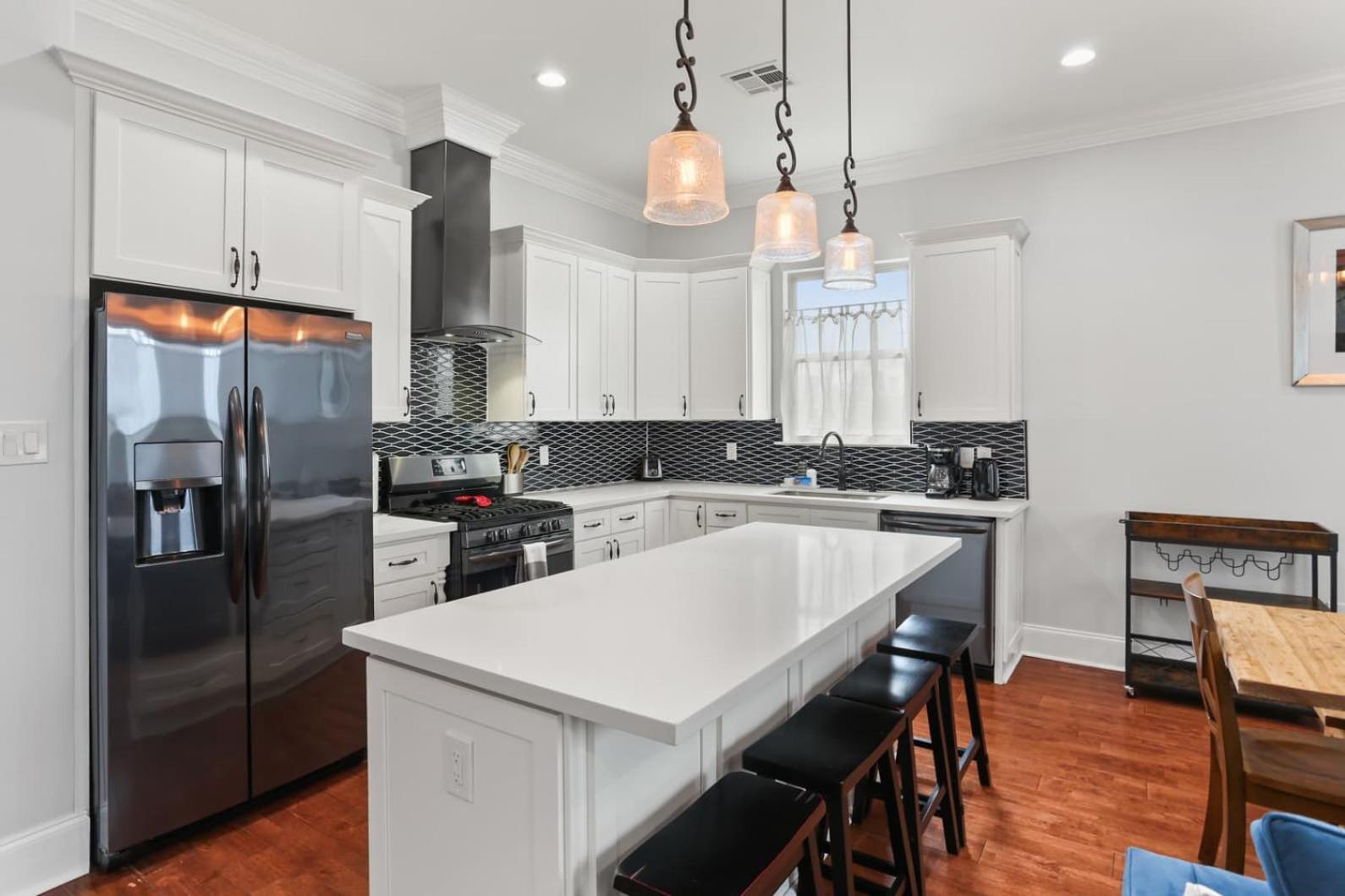 Holiday home Stylish 3br W Parking Balcony Walk Everywhere *