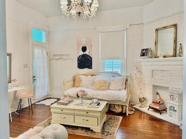 Apartment 3br Parisian Penthouse Sleeps 5 W Balcony On Streetcar!! *