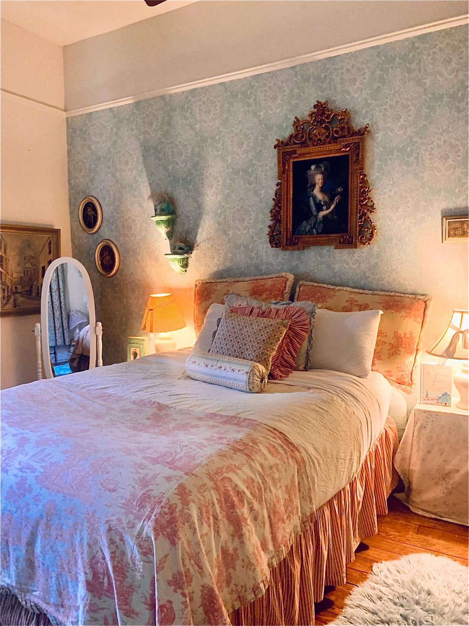 3br Parisian Penthouse Sleeps 5 W Balcony On Streetcar!! Apartment New Orleans