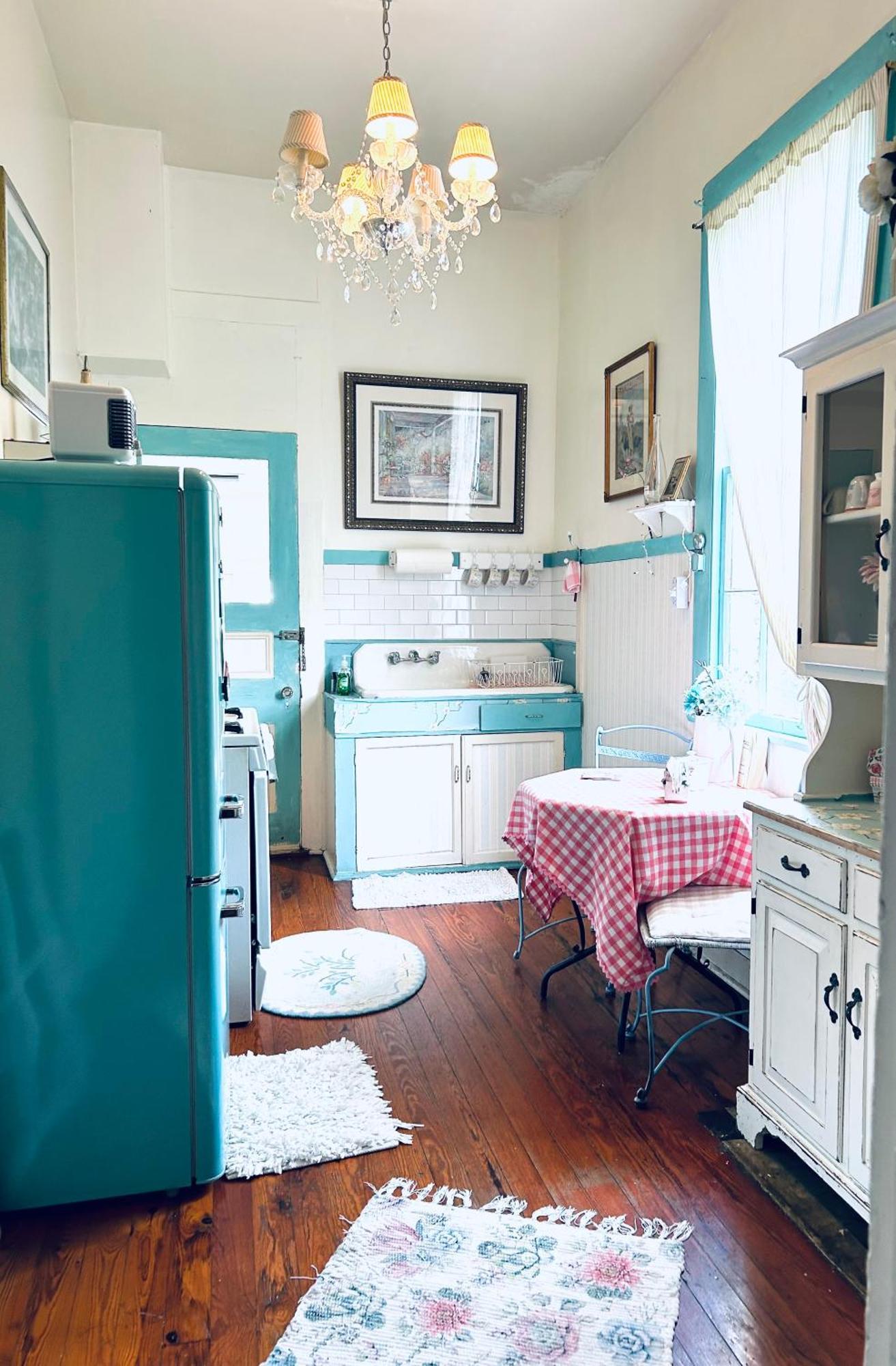 3br Parisian Penthouse Sleeps 5 W Balcony On Streetcar!! Apartment *