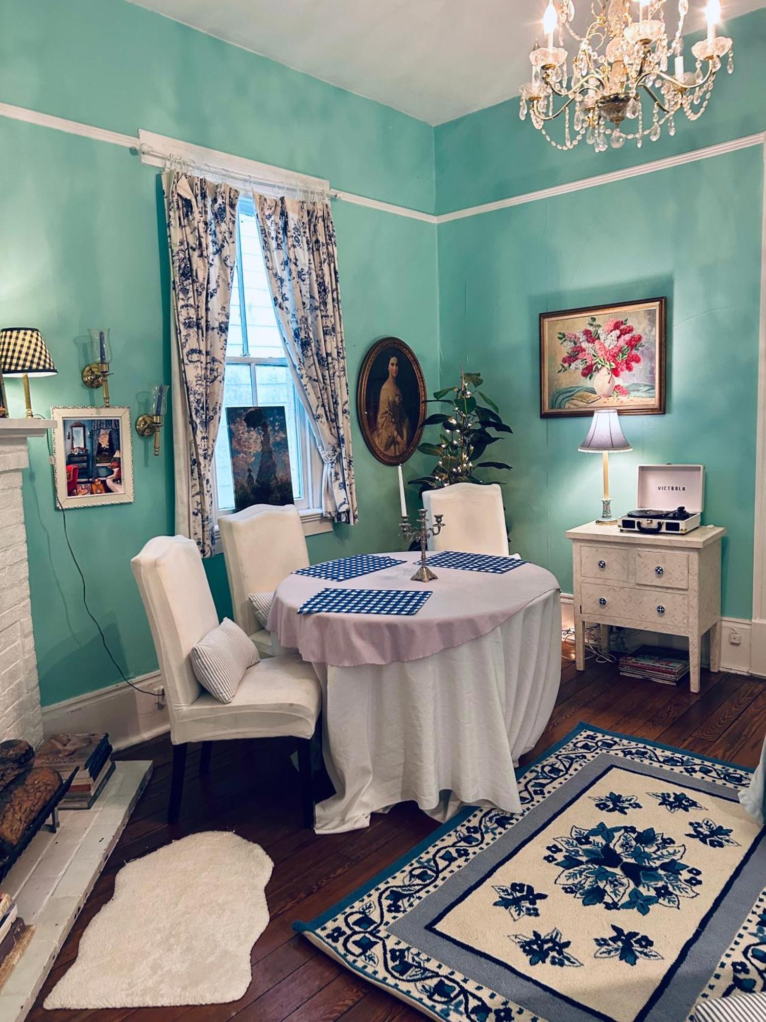 3br Parisian Penthouse Sleeps 5 W Balcony On Streetcar!! * New Orleans