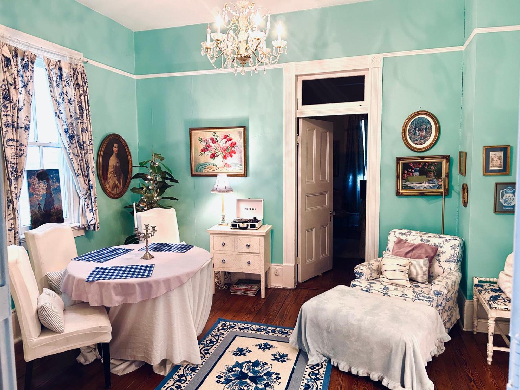 Apartment 3br Parisian Penthouse Sleeps 5 W Balcony On Streetcar!! New Orleans