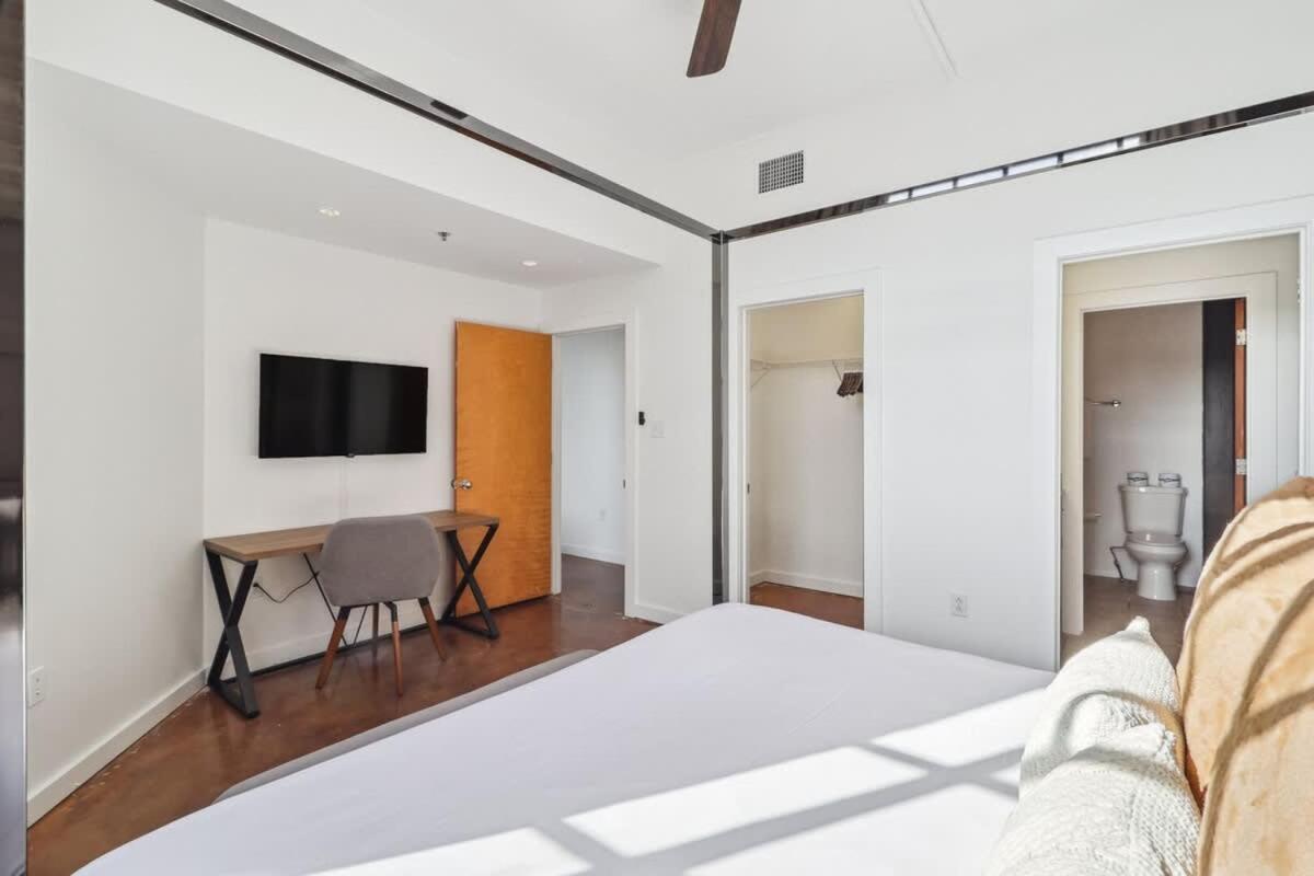 Apartment Stylish Industrial Loft In Warehouse District *