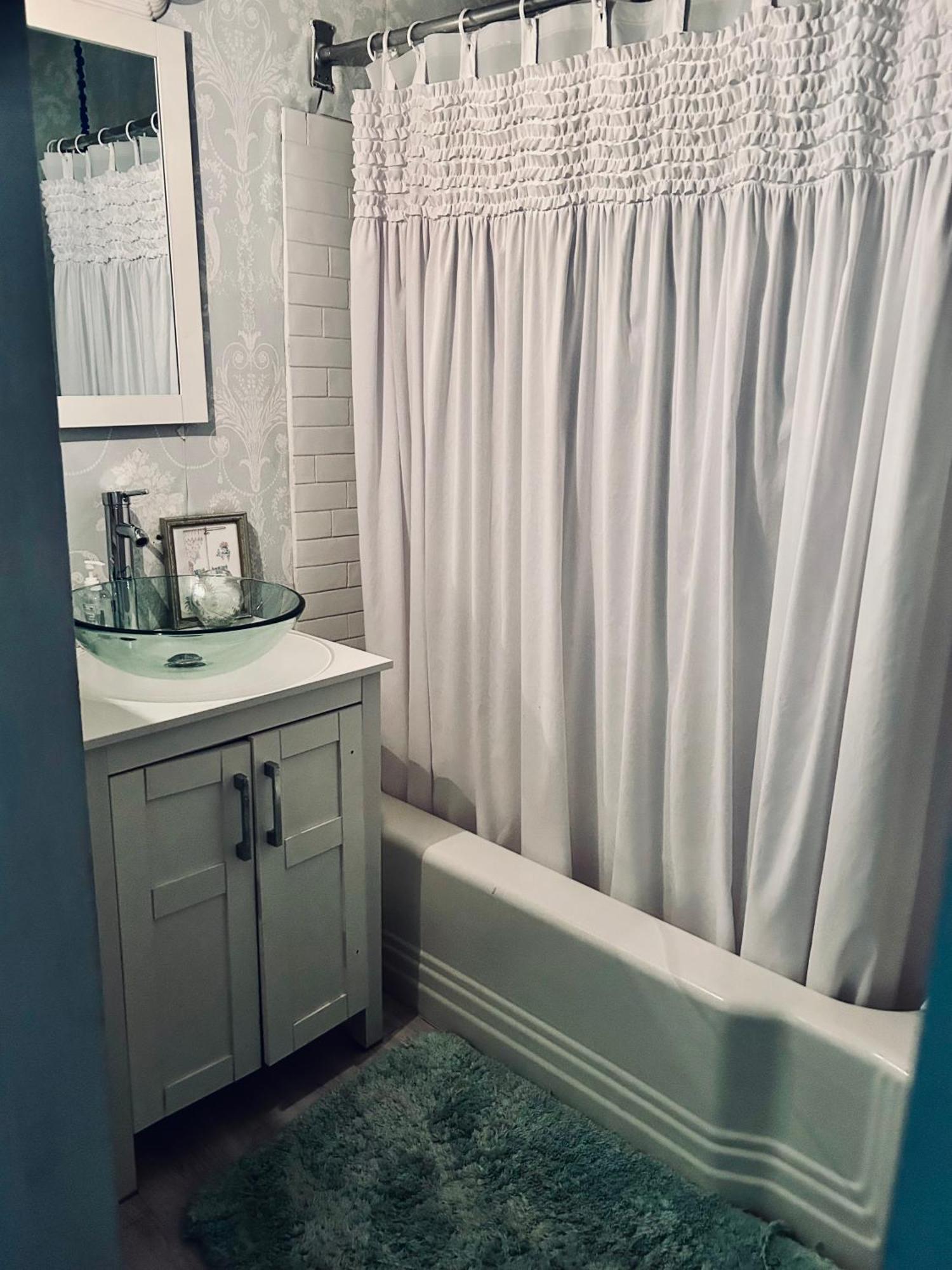 3br Parisian Penthouse Sleeps 5 W Balcony On Streetcar!!