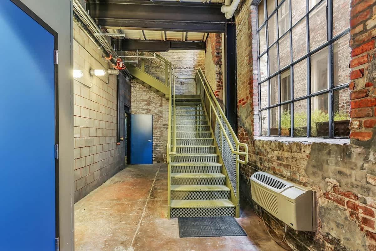 Stylish Industrial Loft In Warehouse District Apartment