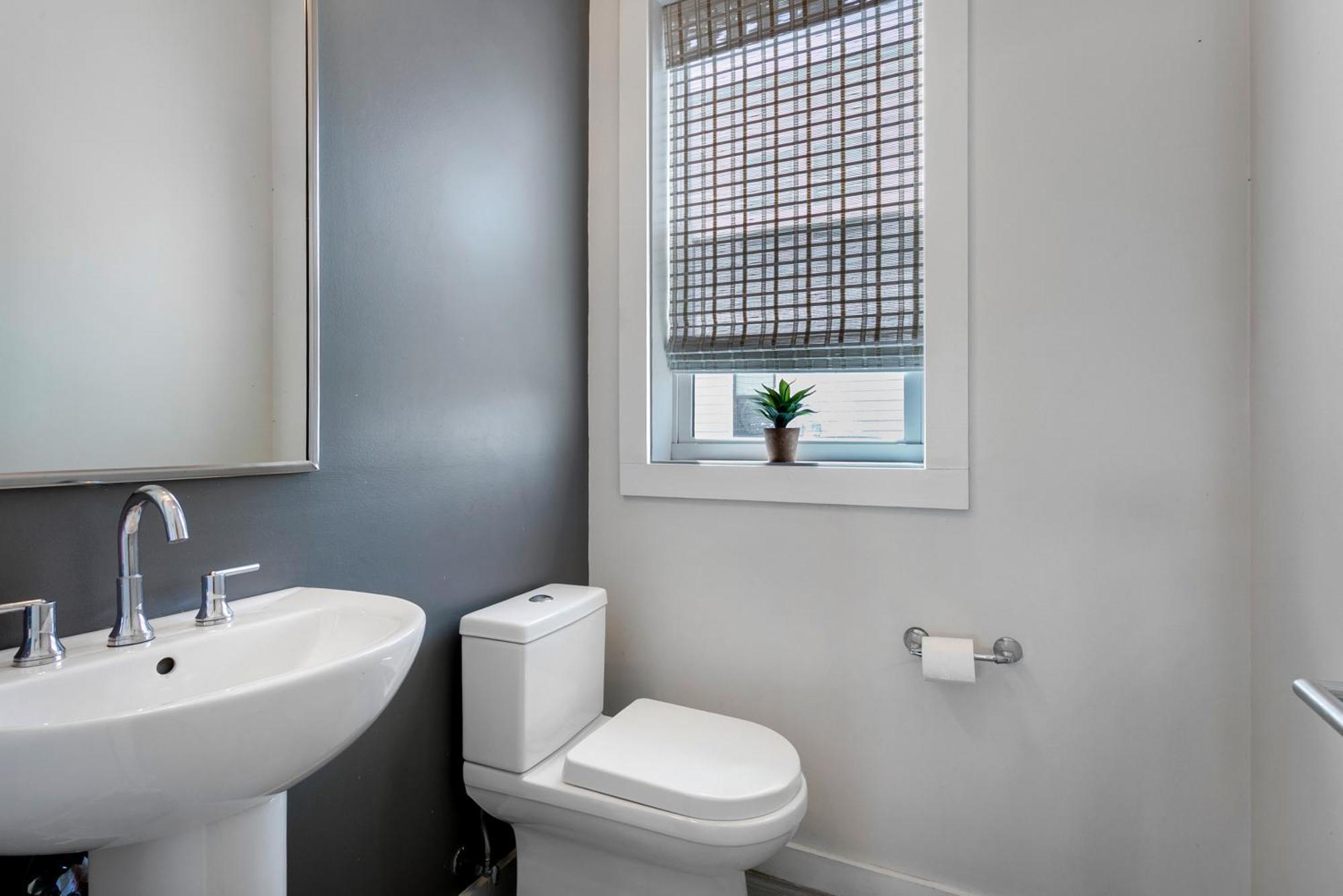 Spacious 4br W Pool & Parking !!! Holiday home