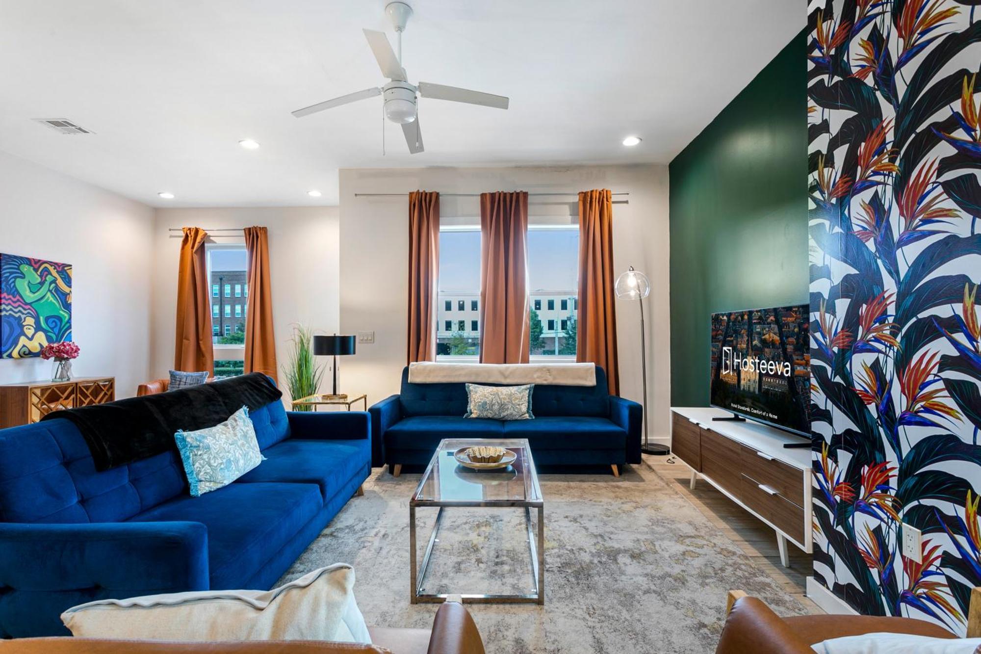 Luxury 3-story W Pool & Parking Garage Holiday home