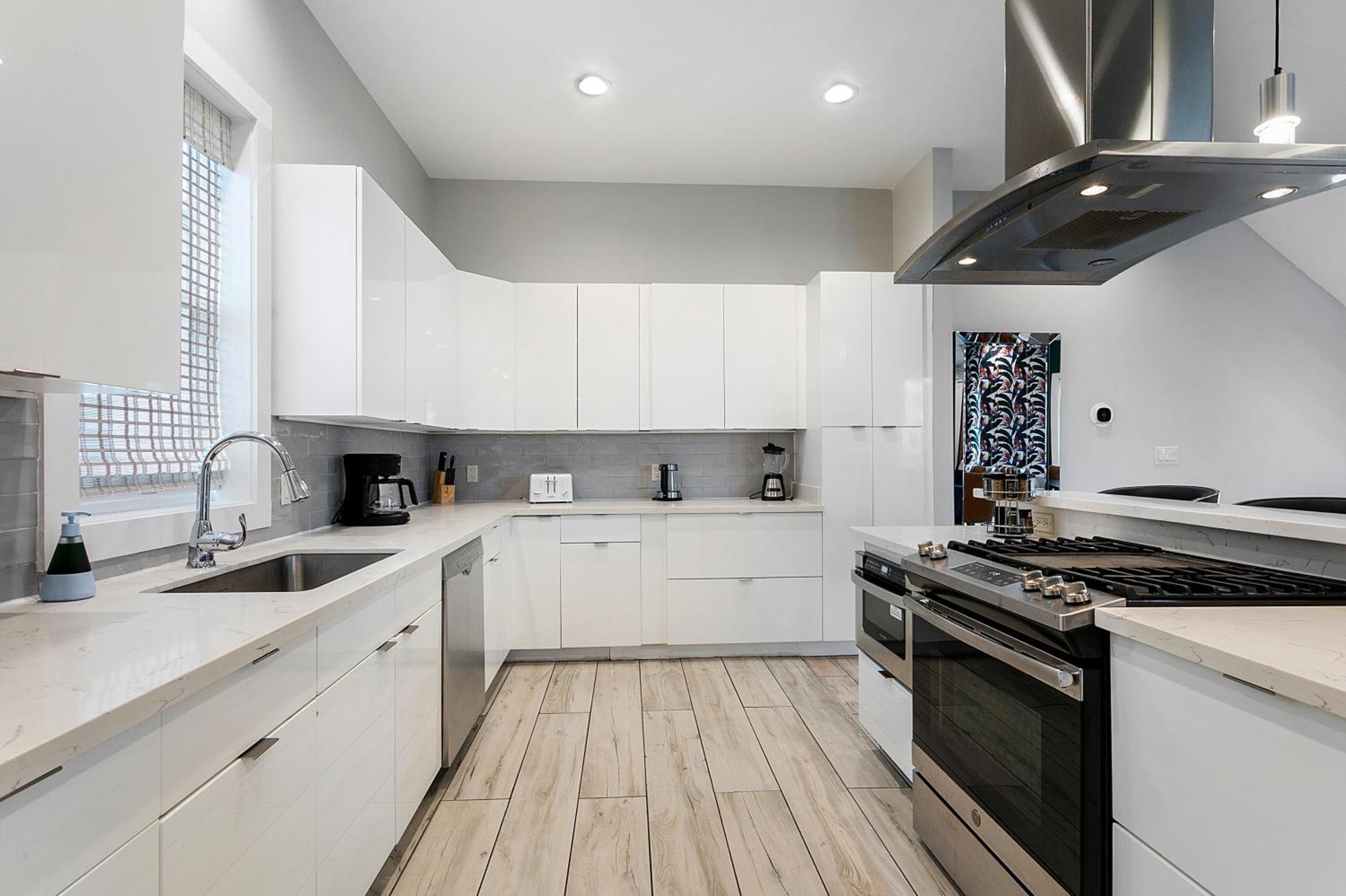 Luxury 3-story W Pool & Parking Garage