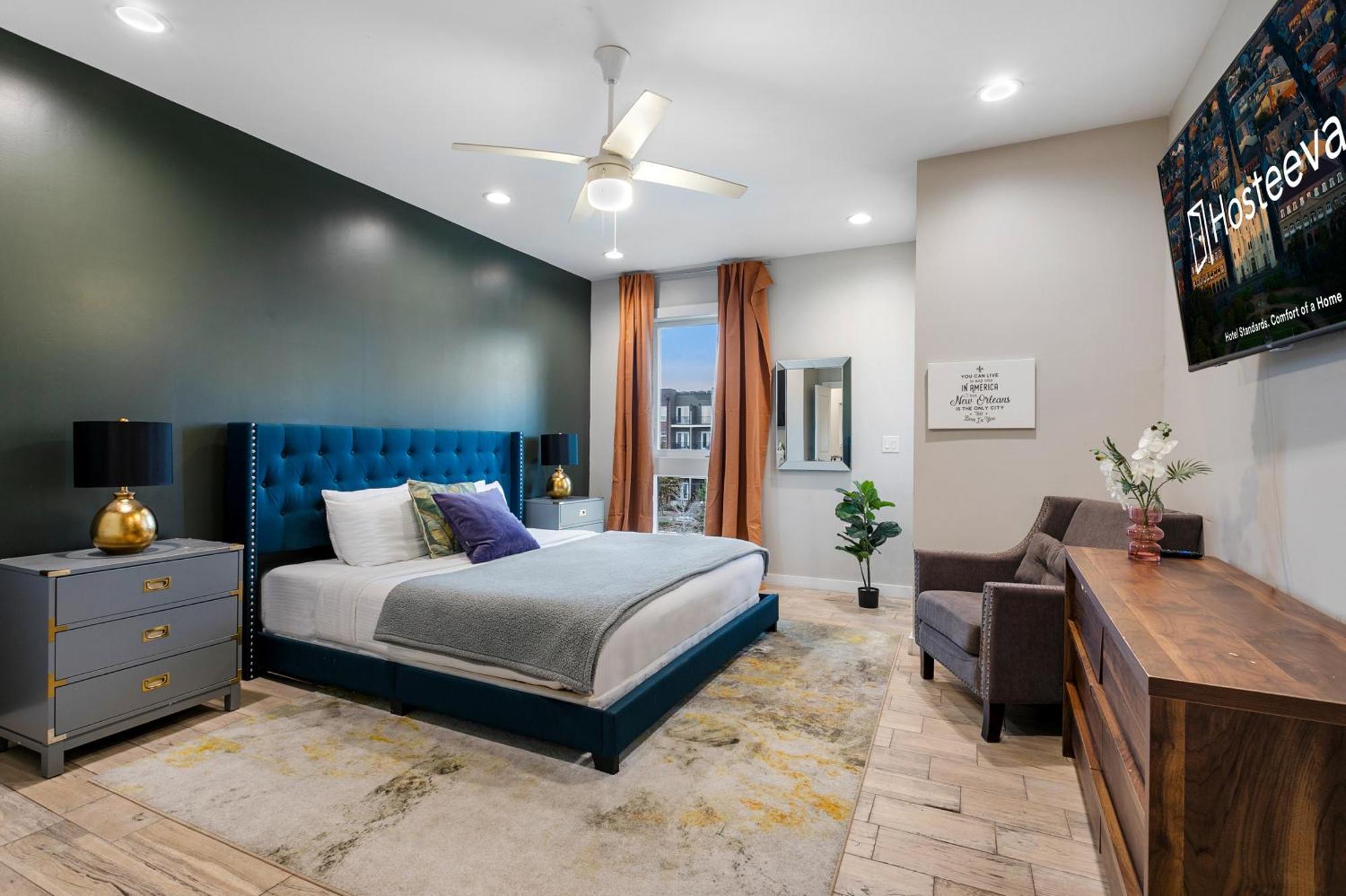 Luxury 3-story W Pool & Parking Garage Holiday home