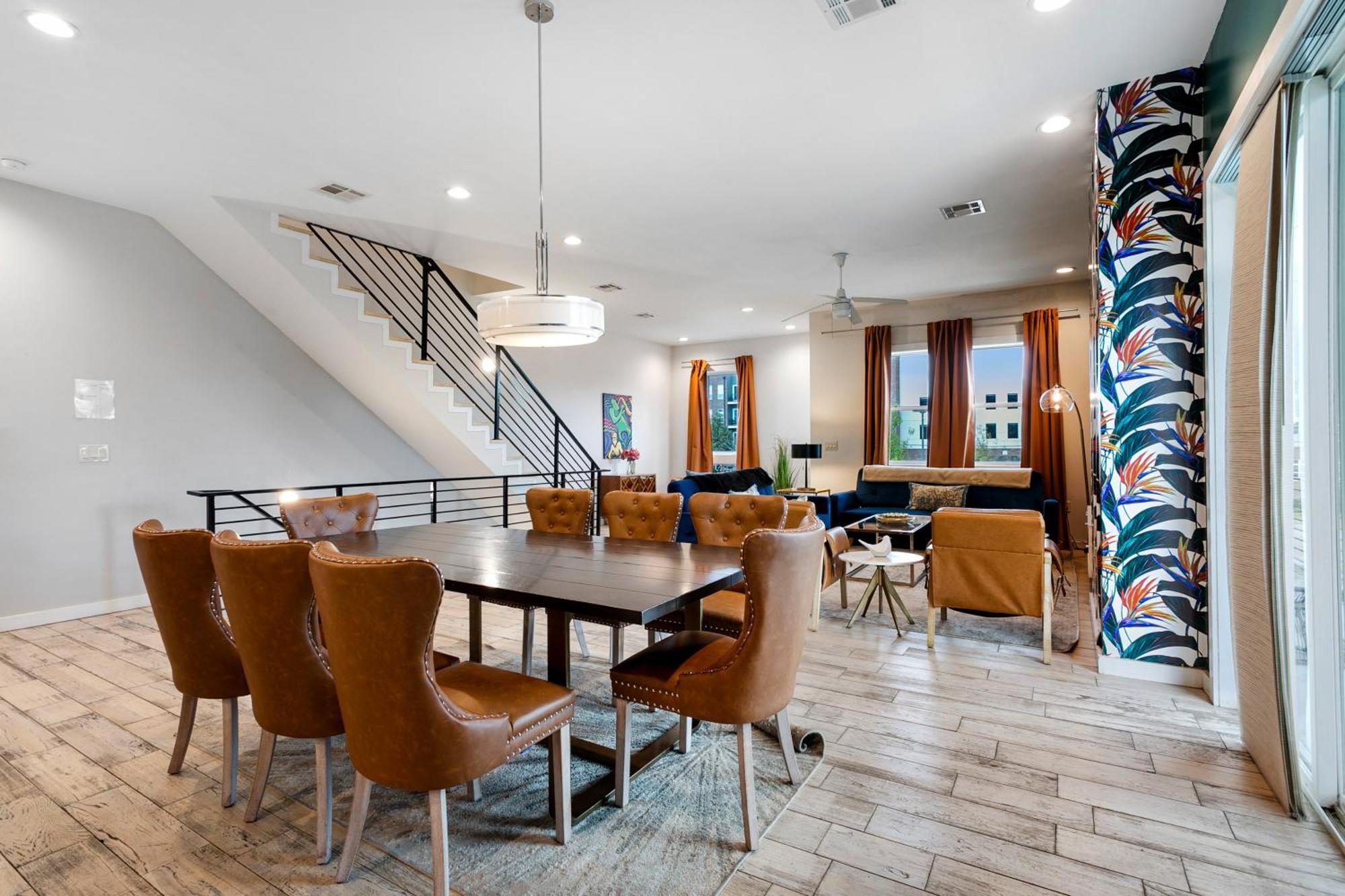 Luxury 3-story W Pool & Parking Garage Holiday home