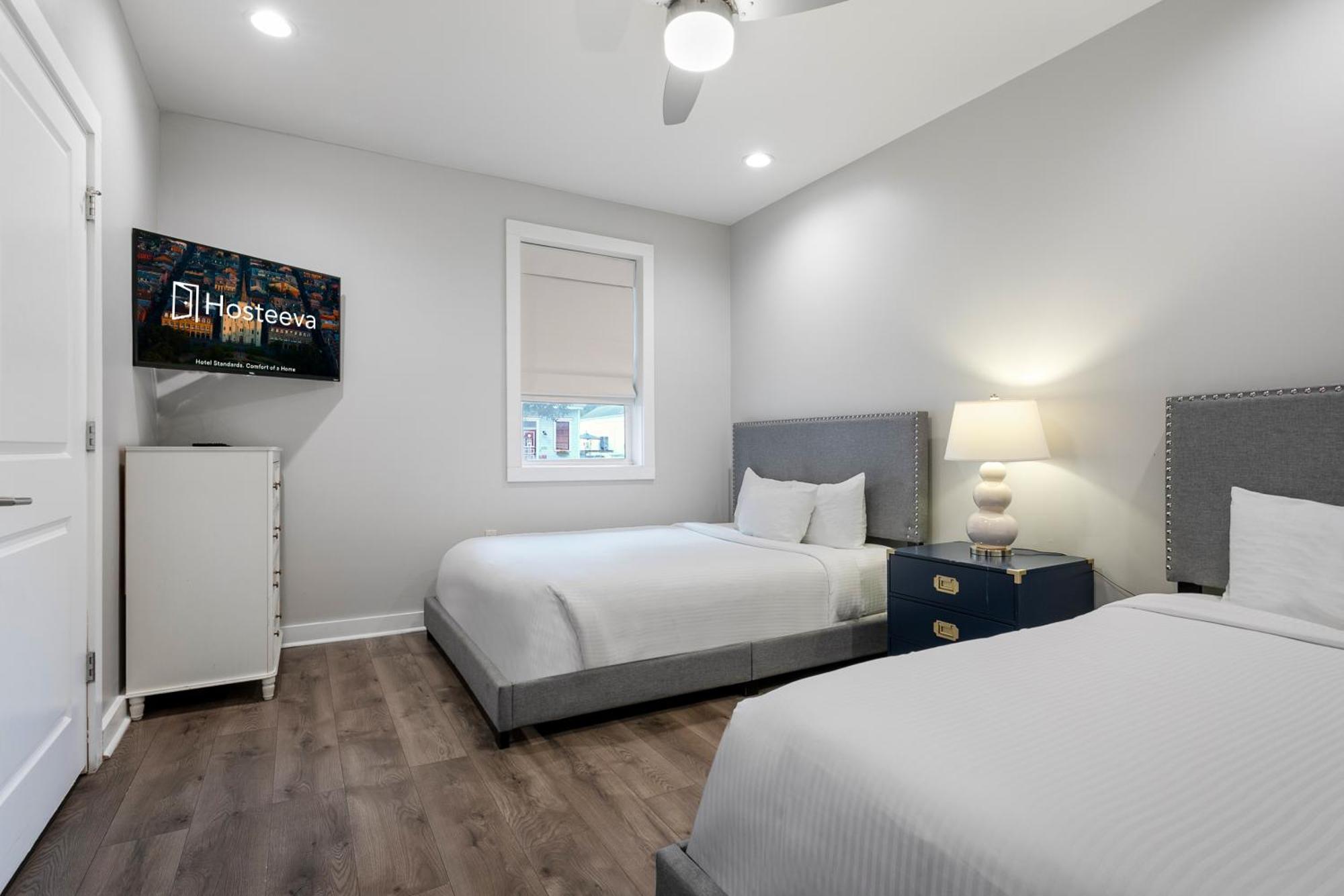 Newly Renovated 3 Story W Pool, Garage & Balconies Holiday home *