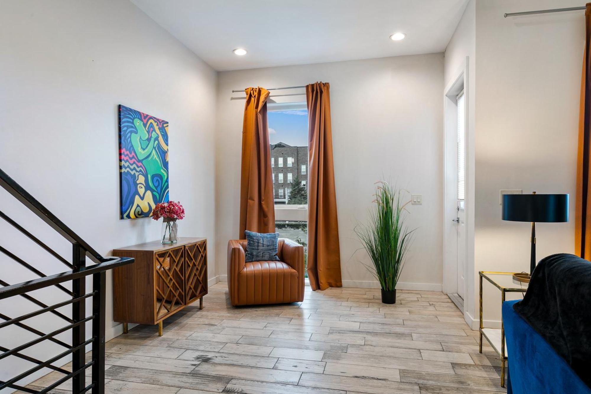 Luxury 3-story W Pool & Parking Garage *