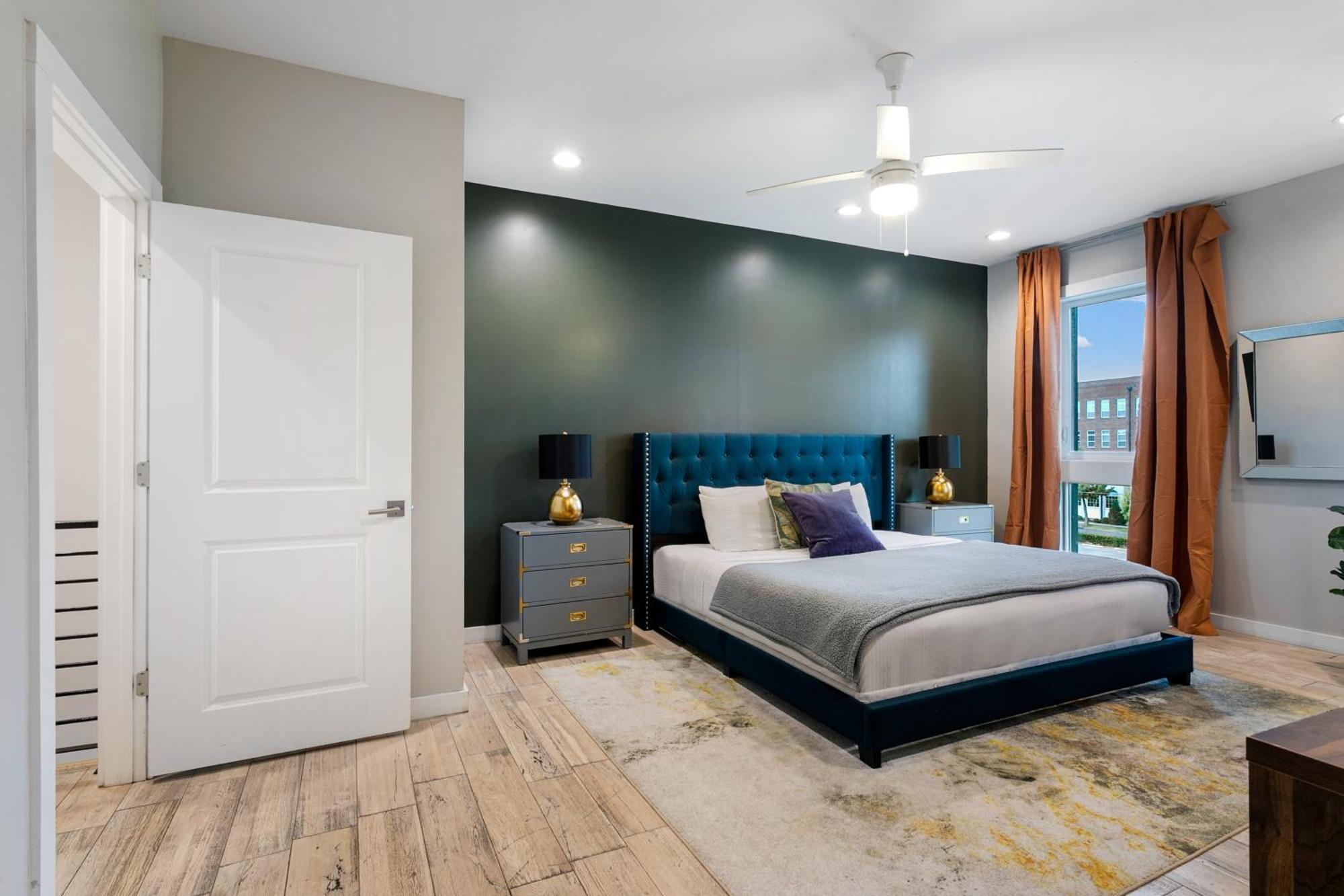 Luxury 3-story W Pool & Parking Garage Holiday home *