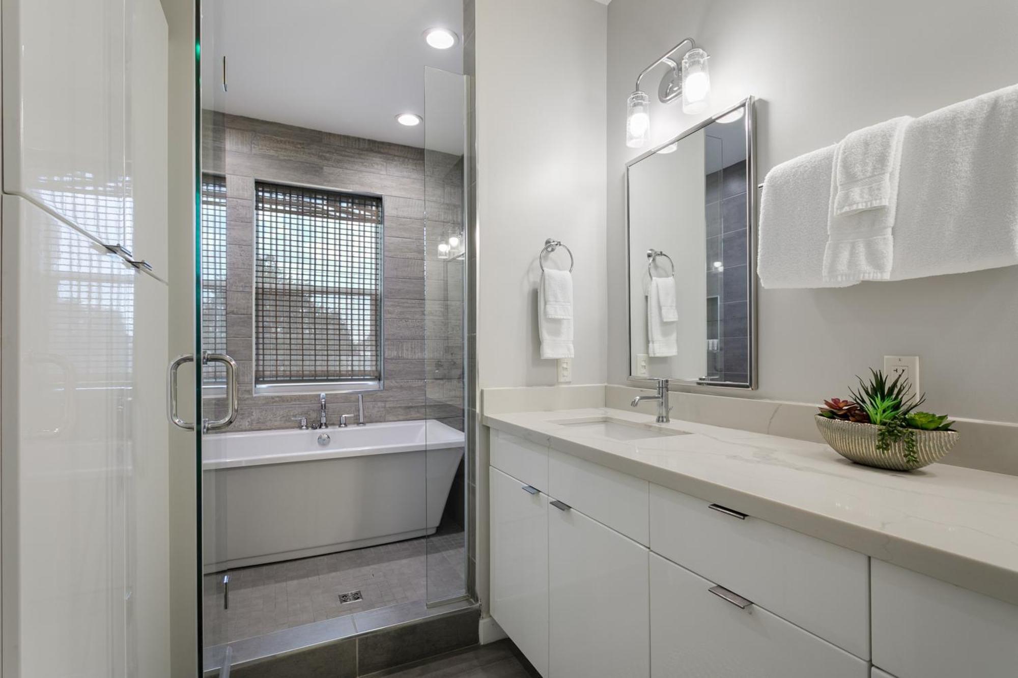 Holiday home Newly Renovated 3 Story W Pool, Garage & Balconies