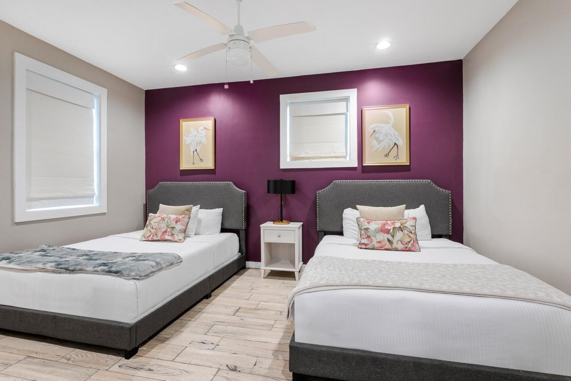 Luxury 3-story W Pool & Parking Garage *