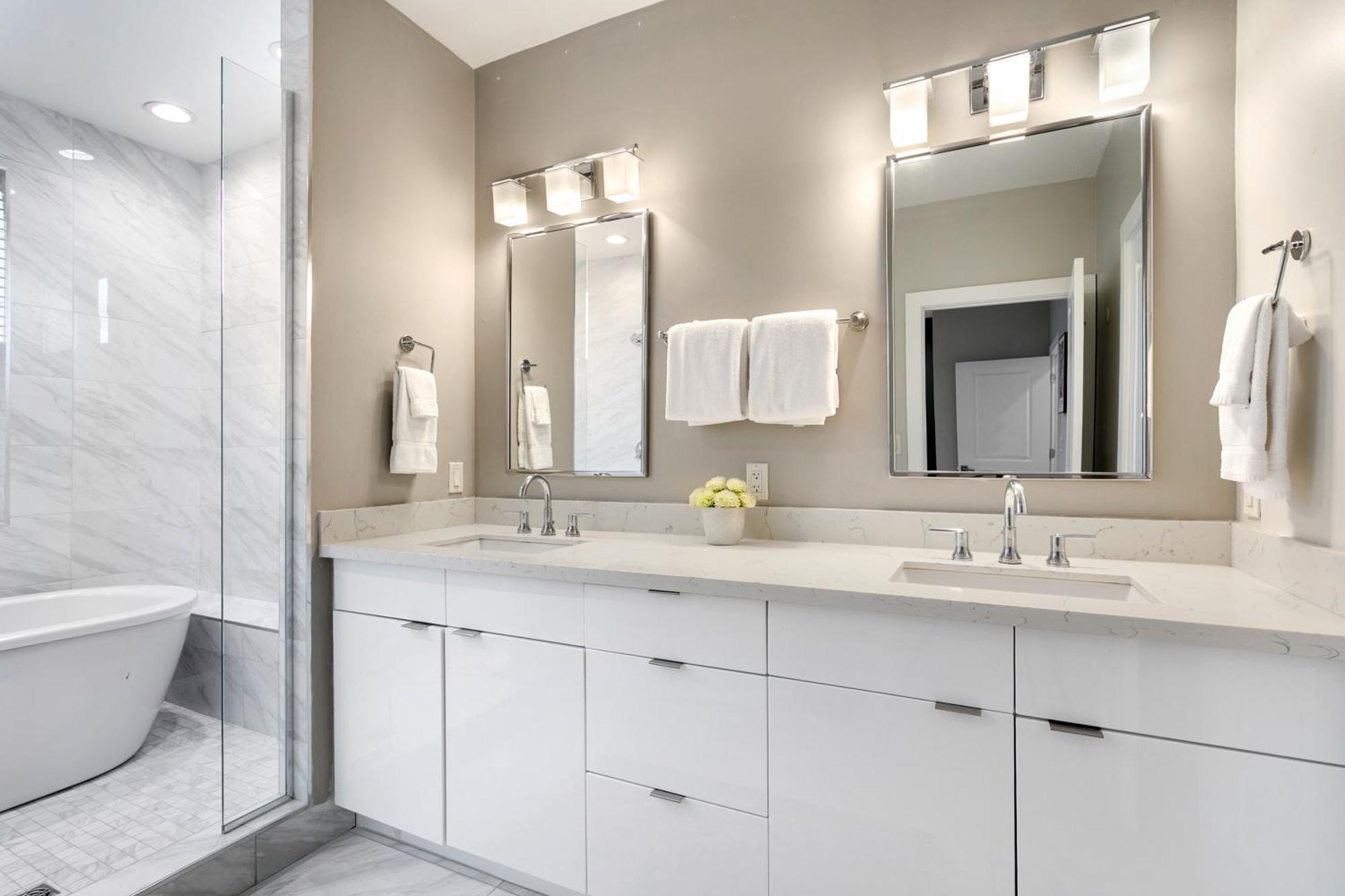 Luxury 3-story W Pool & Parking Garage *