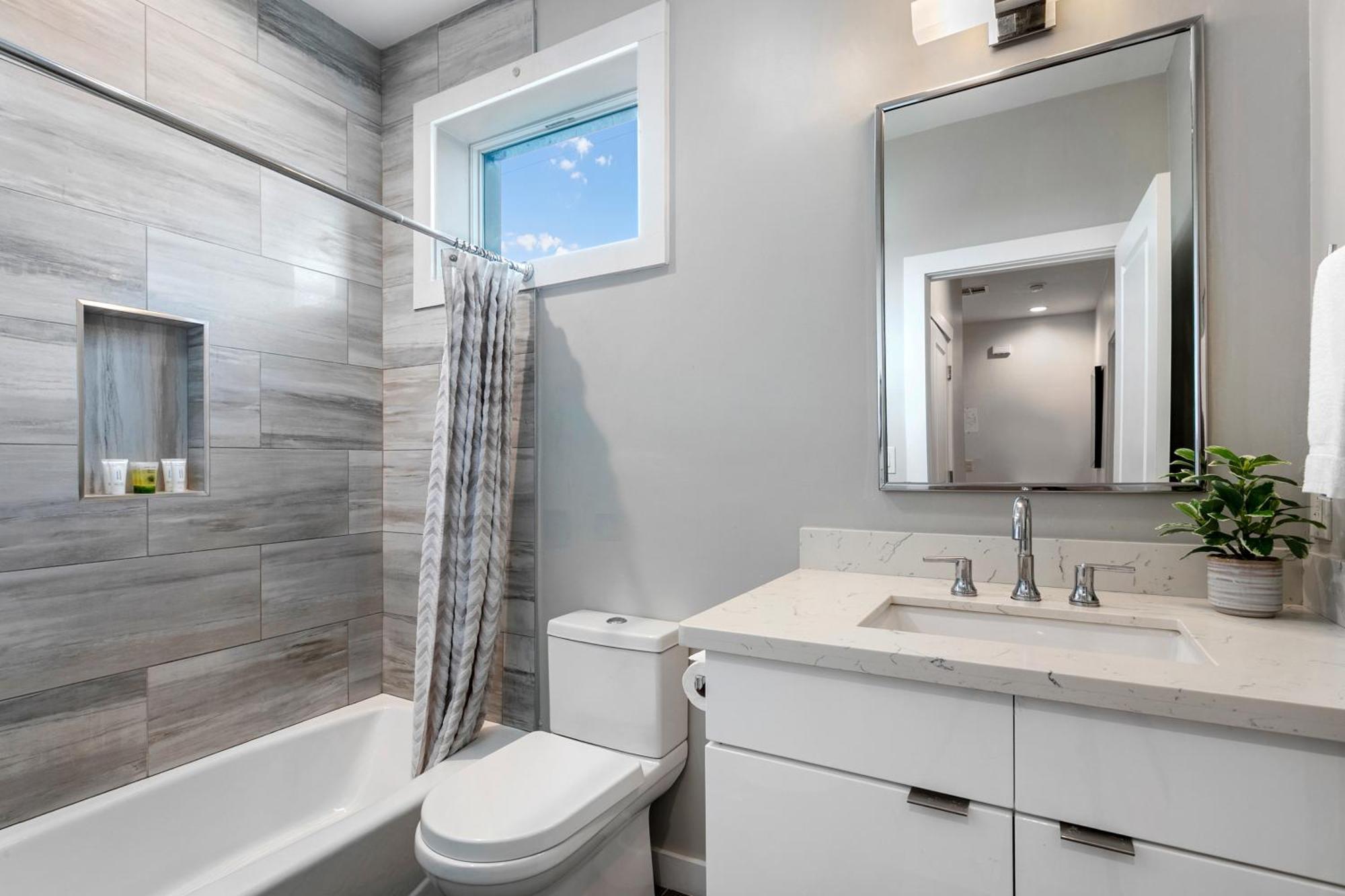 Luxury 3-story W Pool & Parking Garage Holiday home *