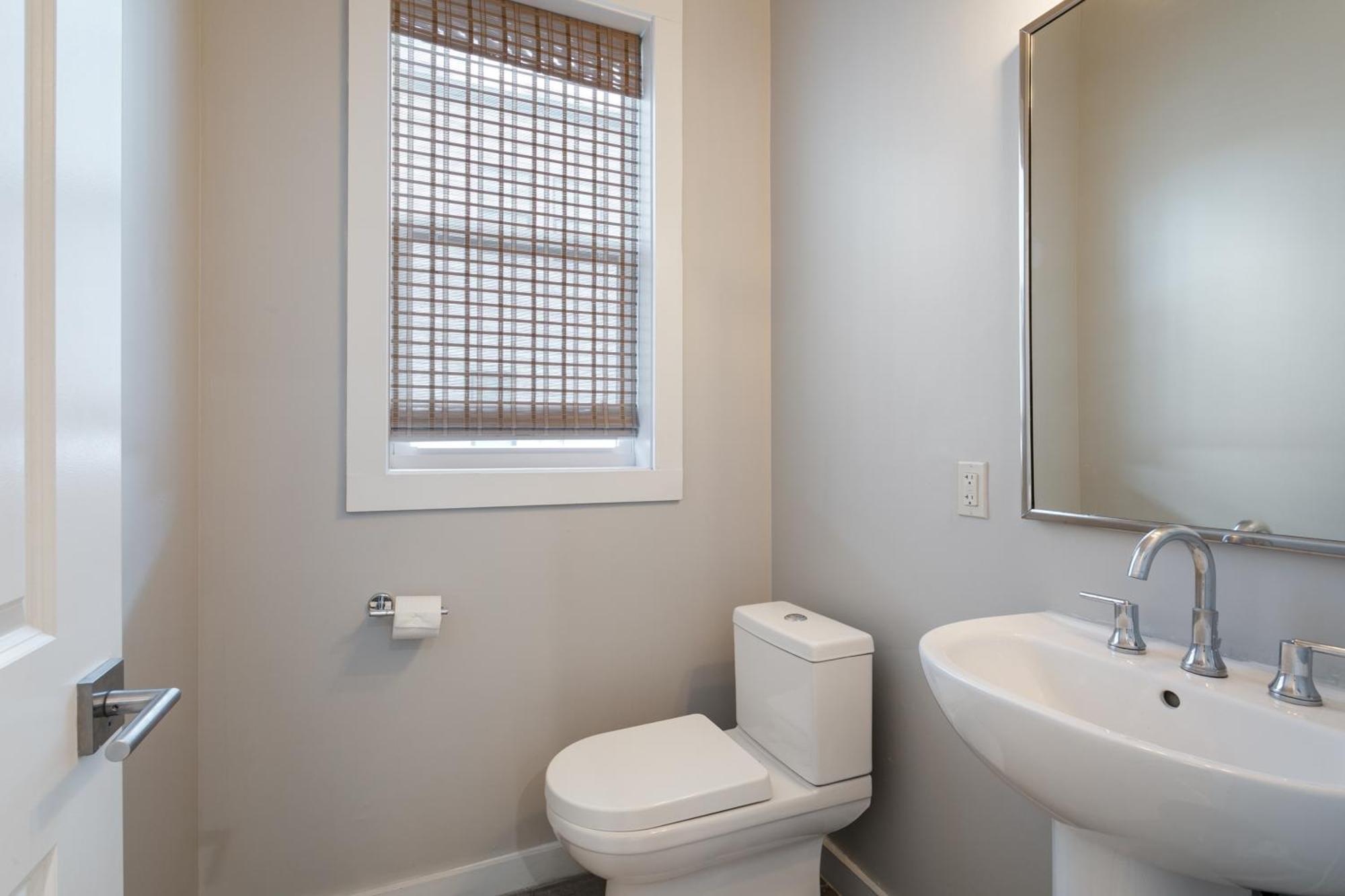 Newly Renovated 3 Story W Pool, Garage & Balconies Holiday home