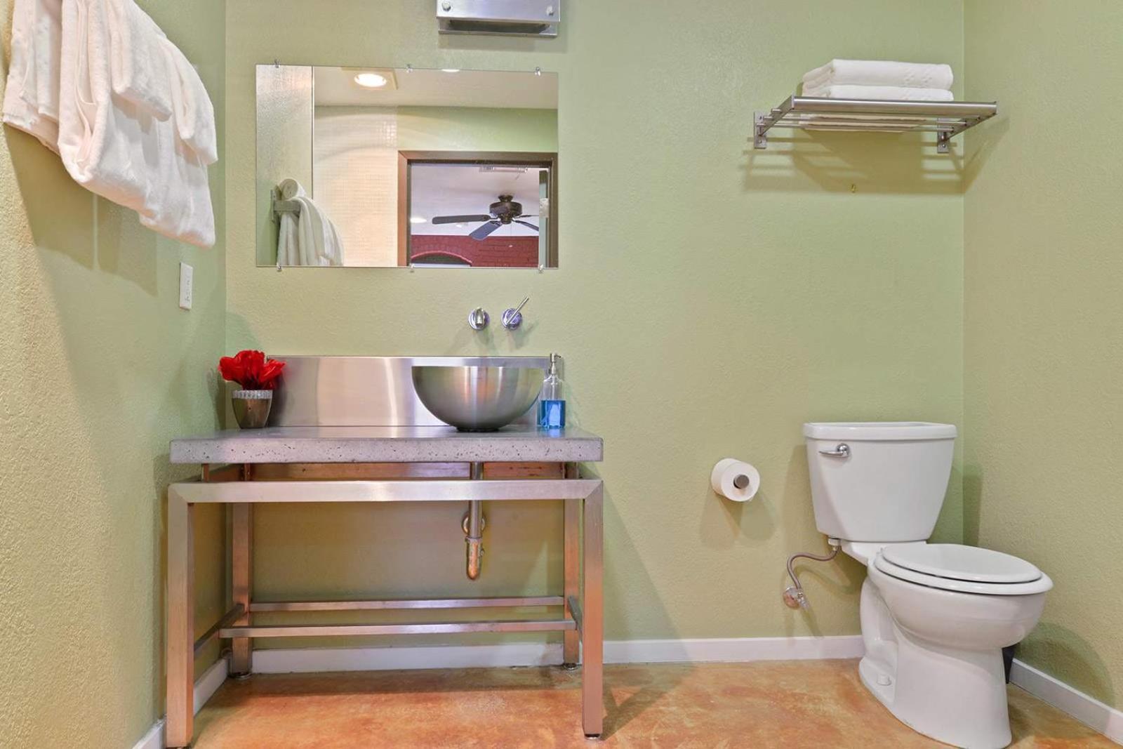 Group Getaway - 2 Modern 3br-2ba Warehouse Flats - 6 Bedrooms & 4 Baths Total