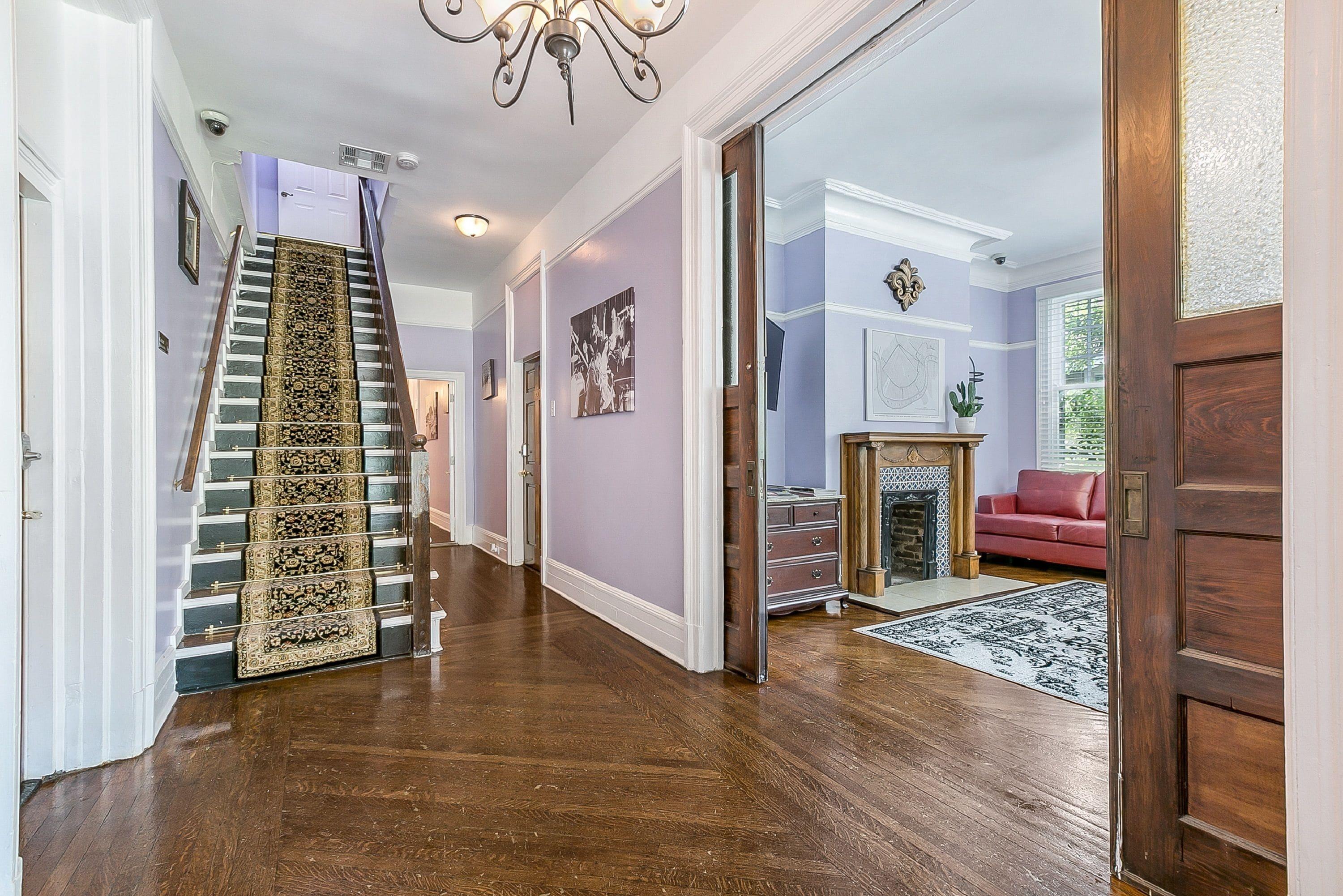 Comfortable Rooms Near All Nola Hot Spots *