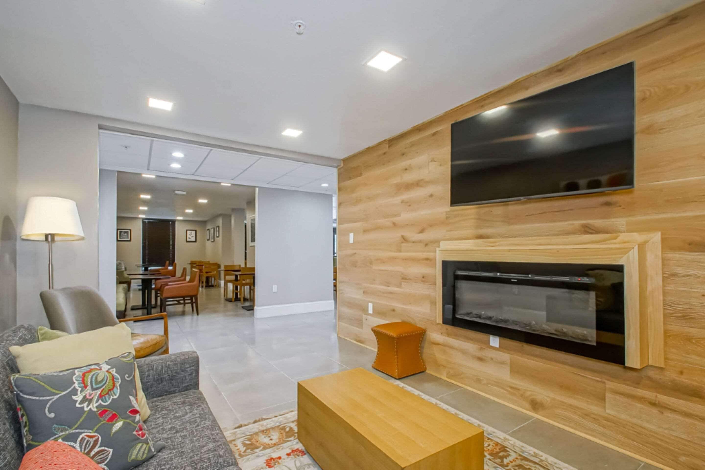 Country & By Radisson, I-10 East, La