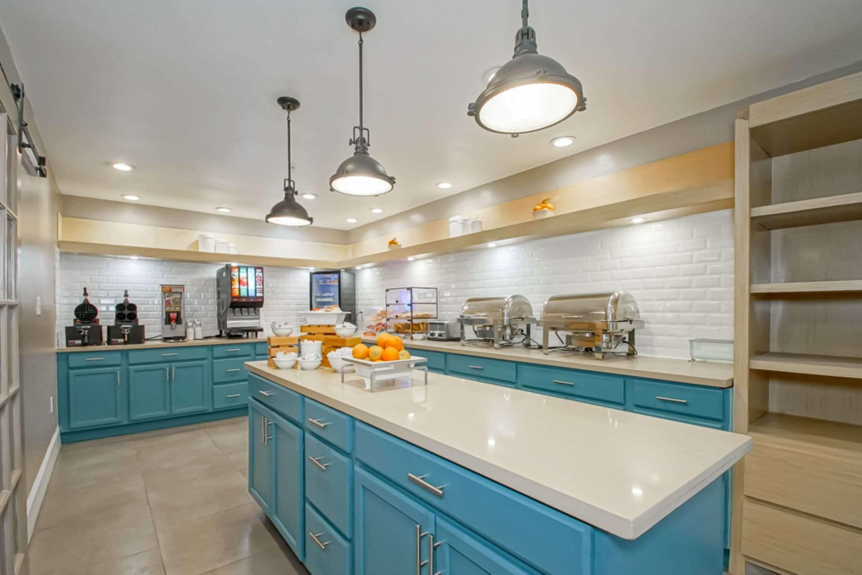 Country & By Radisson, I-10 East, La Hotel