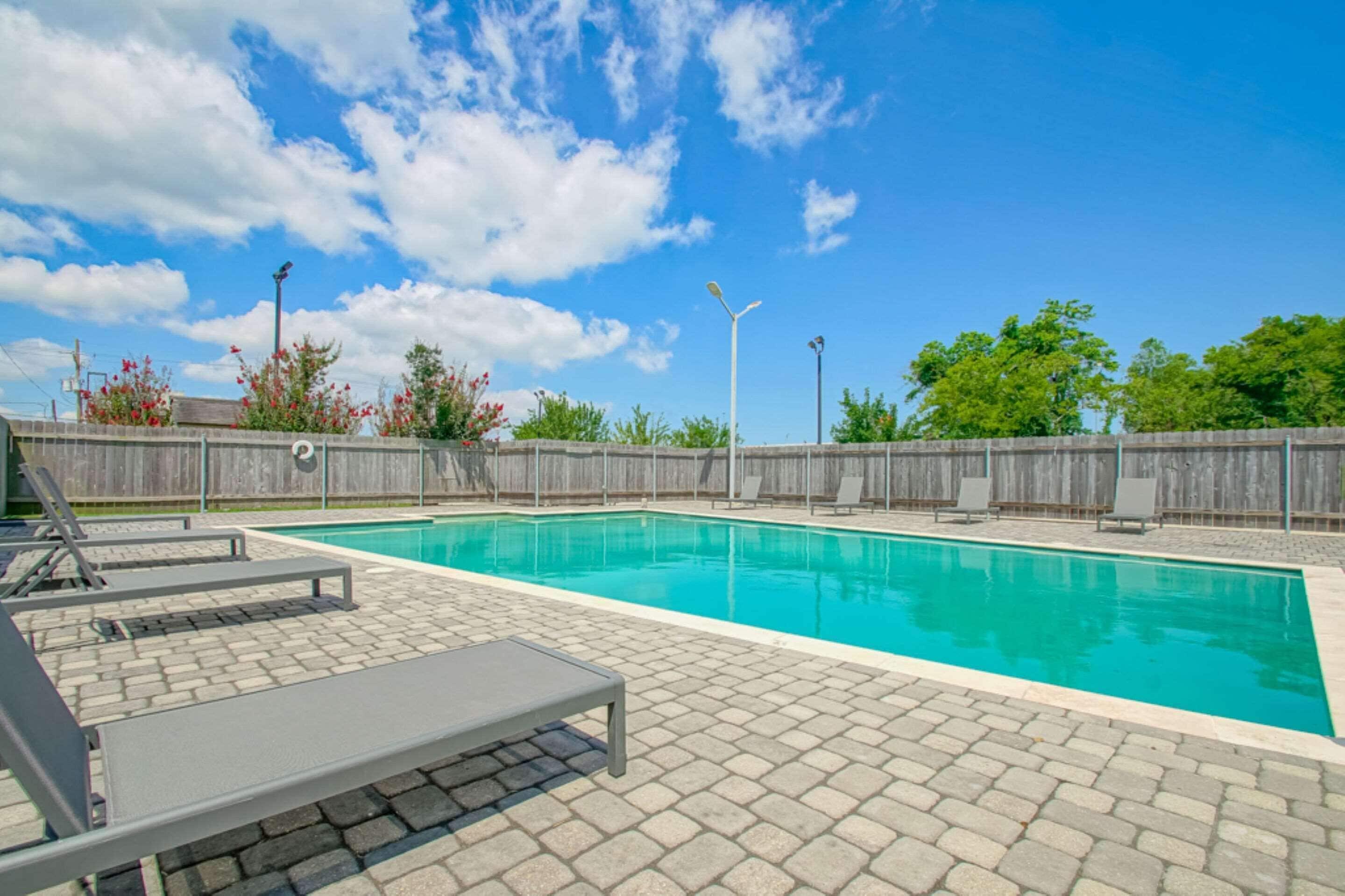 Country & By Radisson, I-10 East, La Hotel 2*